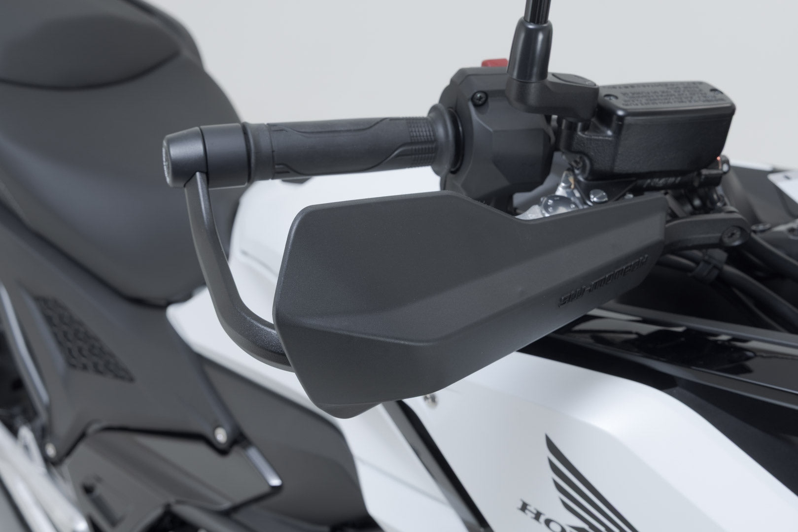 SW-MOTECH / SWモテック スポーツ用ハンドプロテクターキット（ブラック）。Honda NCシリーズ（11-）、Suzuki各モデル用。 | HDG.00.220.20101/B
