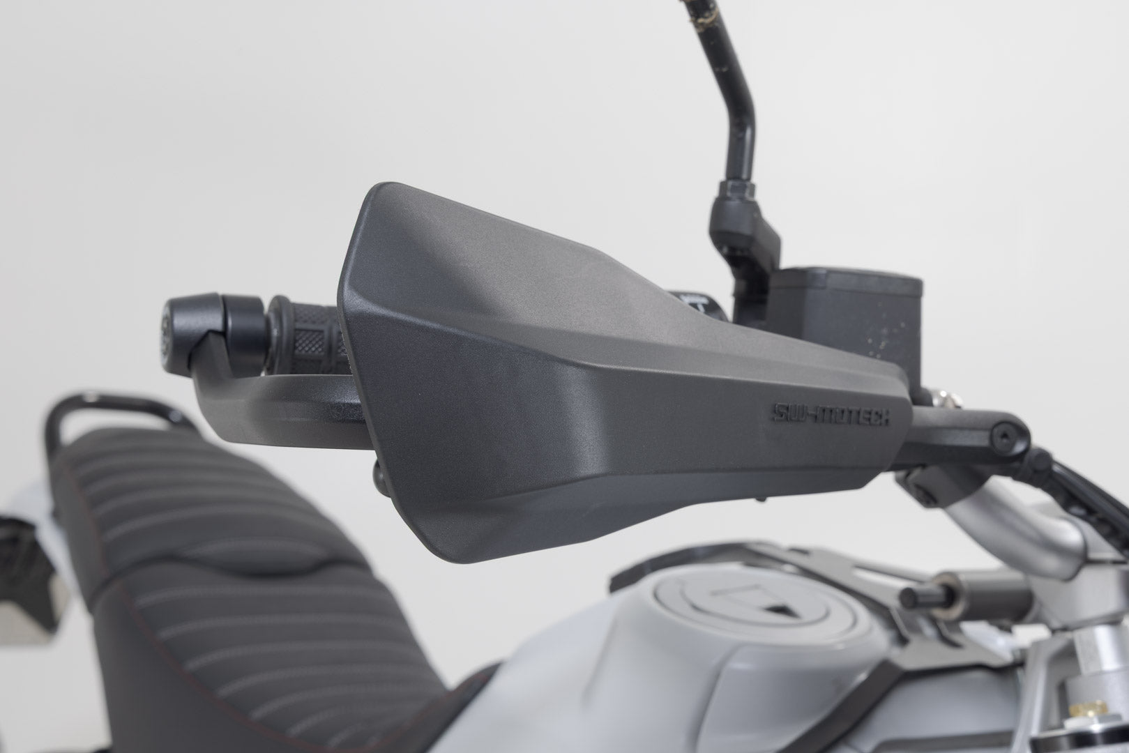 SW-MOTECH / SWモテック スポーツ用ハンドプロテクターキット（ブラック）。Ducati DesertX / Rally、CFMoto 800MT-X。 | HDG.00.220.21301/B