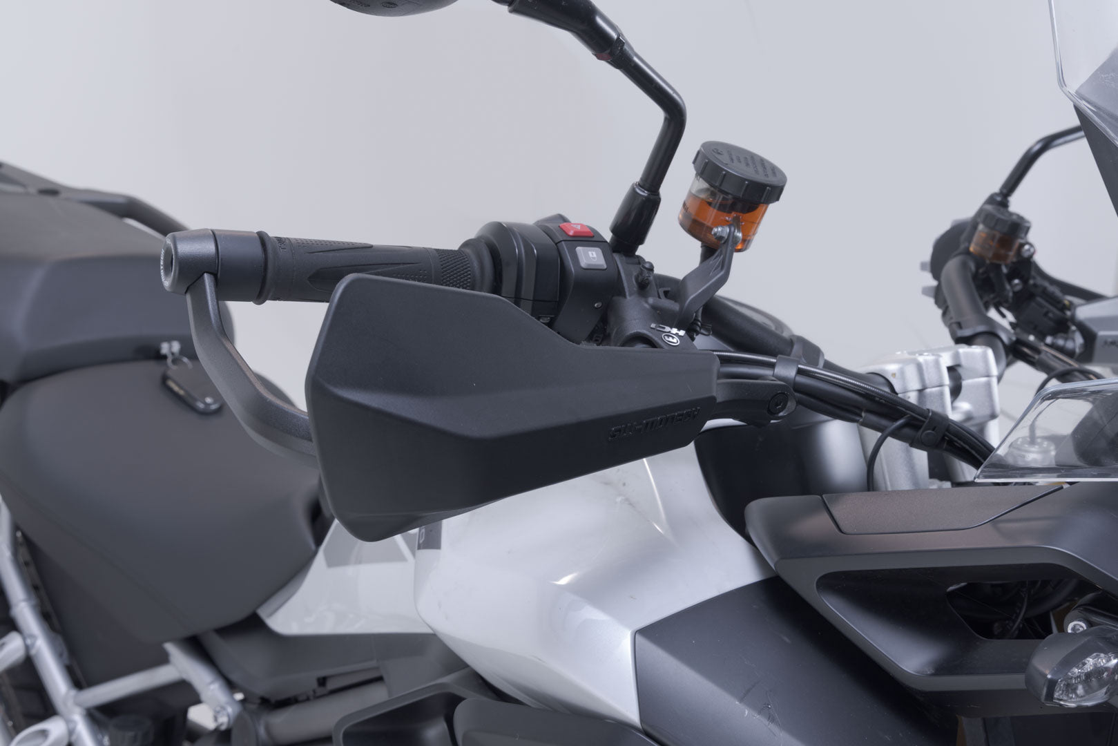 SW-MOTECH / SWモテック スポーツ用ハンドプロテクターキット（ブラック）。Triumph・タイガー1200（22-）。 | HDG.00.220.22700/B