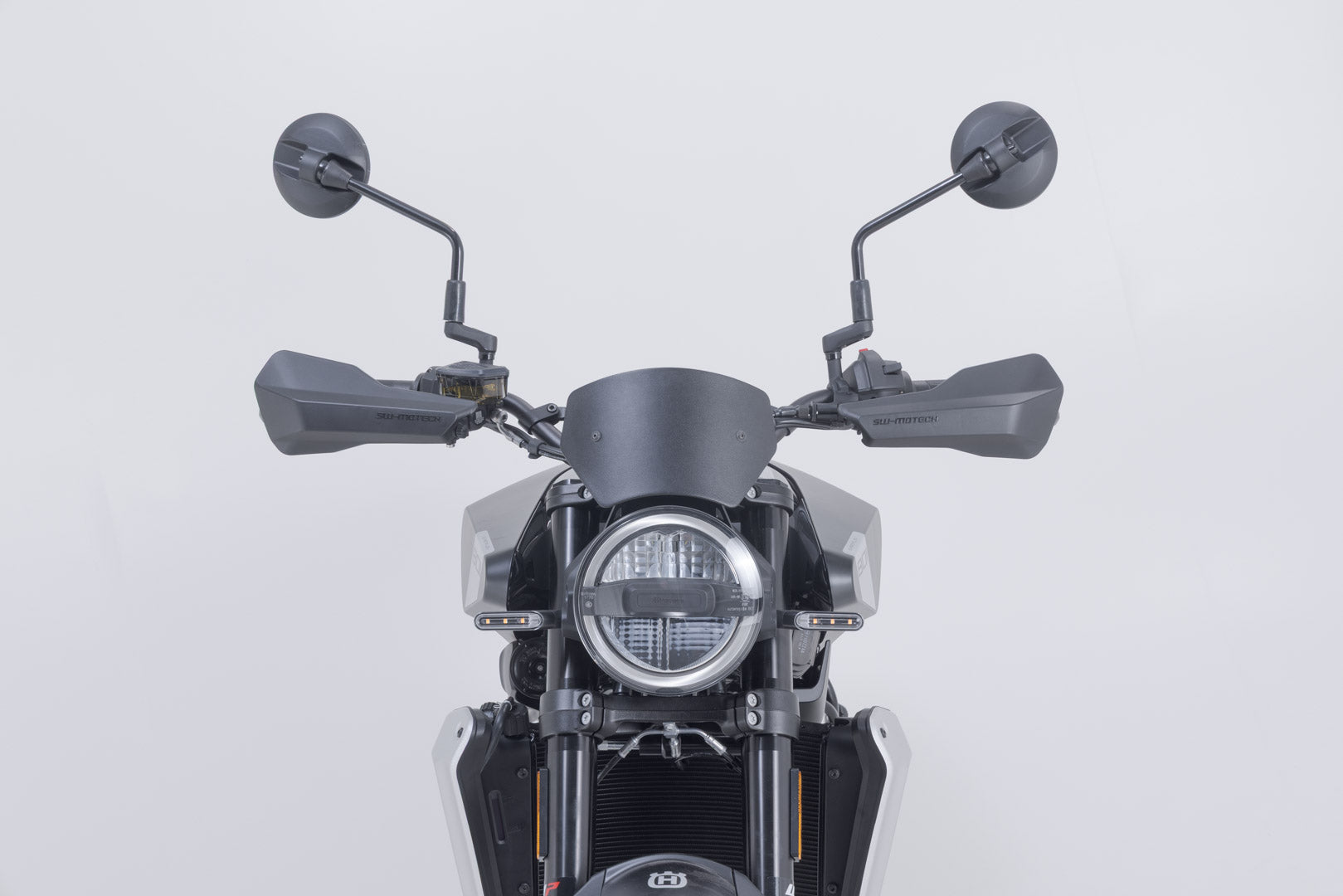 SW-MOTECH / SWモテック スポーツ用ハンドプロテクターキット（ブラック）。ハスクバーナ・スヴァルトピレン 801 (24-)。 | HDG.00.220.28900/B