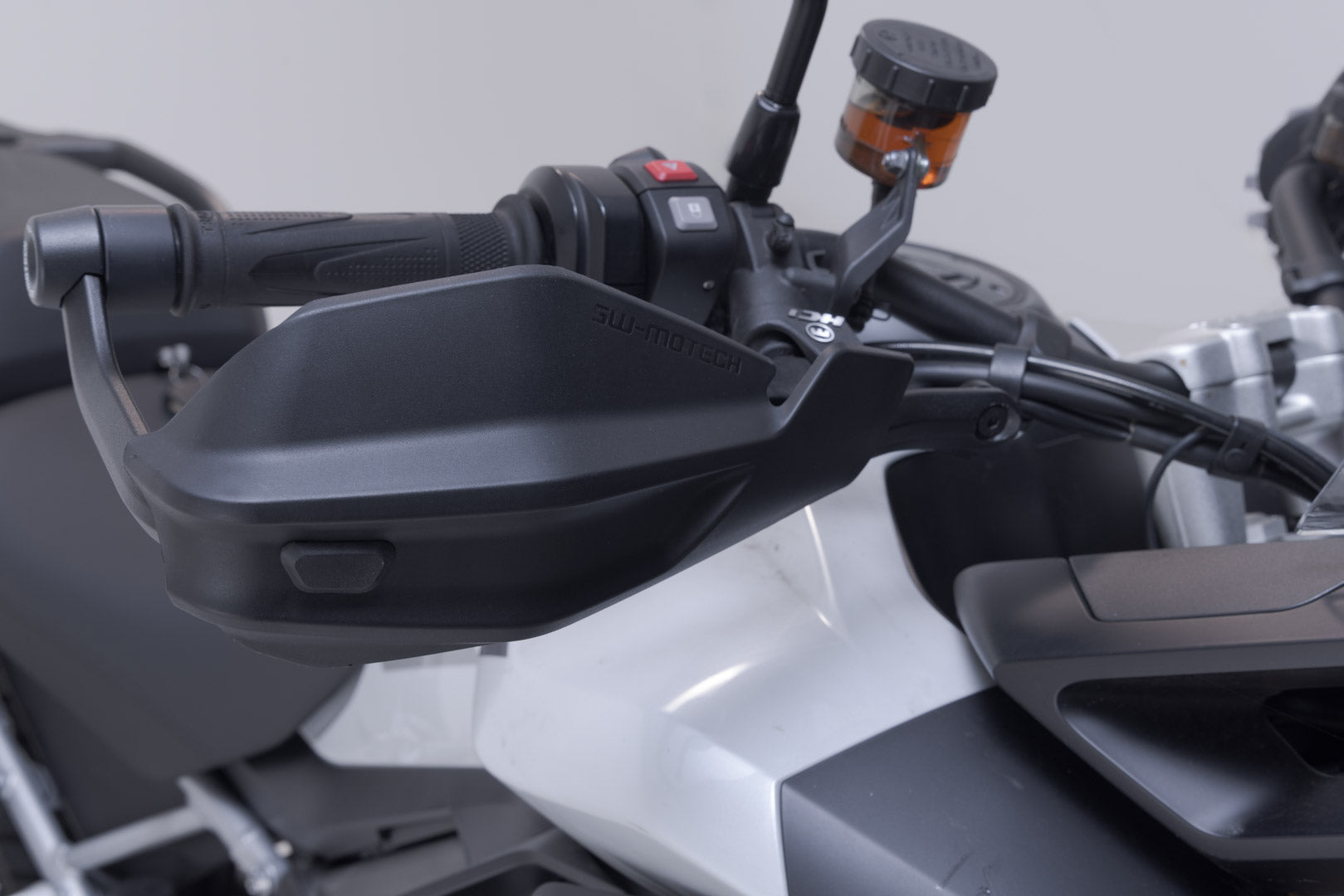 SW-MOTECH / SWモテック アドベンチャー ハンドプロテクターキット ブラック。Triumph タイガー 1200 (22-)。 | HDG.00.220.32700/B