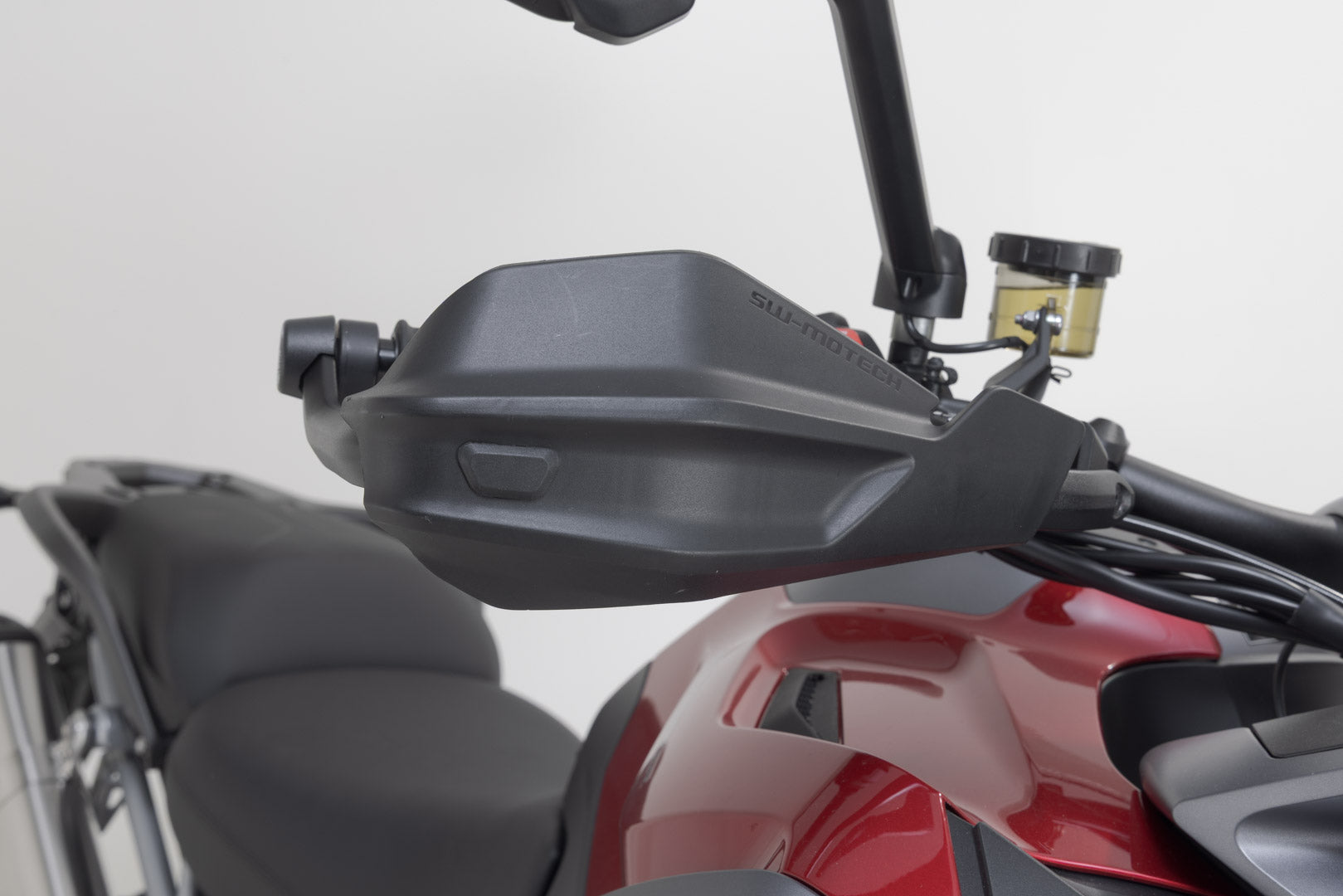 SW-MOTECH / SWモテック アドベンチャー・ハンドプロテクターキット（ブラック）。Triumph・タイガー 1200GT／ラリーモデル用。 | HDG.00.220.33001/B