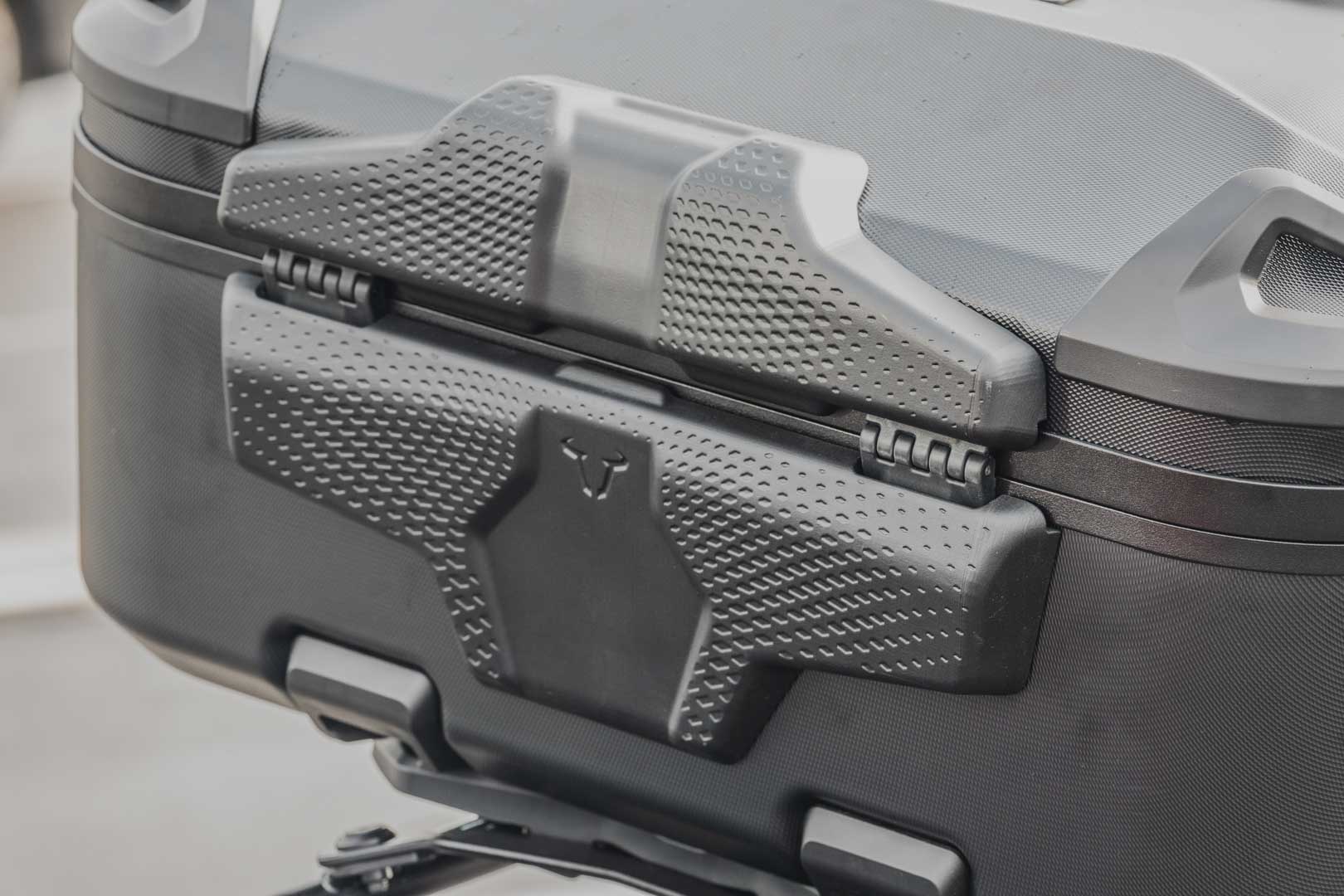 SW-MOTECH / SWモテック DUSC パッセンジャー用背もたれ（ブラック）。DUSC M / L用。 | HSK.00.745.15400/B