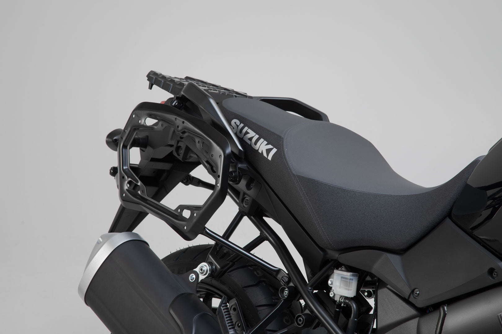 SW-MOTECH / SWモテック DUSC ハードケースシステム ブラック。33/33 リットル。Suzuki V-Strom 1000 (14-19)。 | KFT.05.440.65001/B
