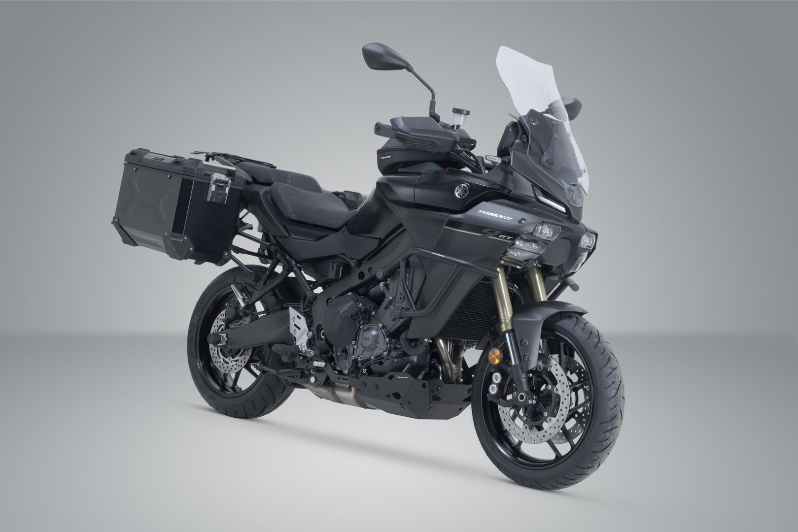 SW-MOTECH / SWモテック TRAX ADV アルミケースシステム ブラック。45/45 リットル。Yamaha・トレーサー 9/GT/GT+ (24-)。 | KFT.06.597.70100/B