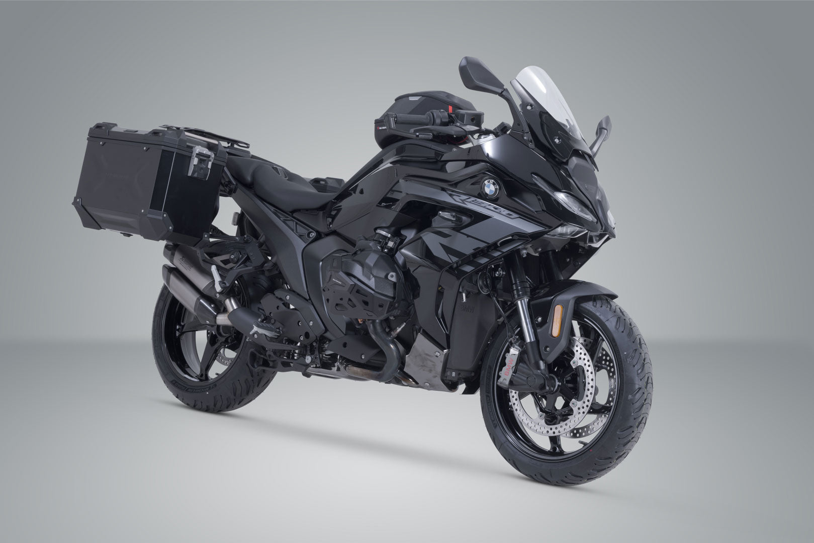 SW-MOTECH / SWモテック TRAX ADV アルミケースシステム ブラック。45/45 リットル。BMW R 1300 R / R 1300 RS (25-)用。 | KFT.07.018.70100/B