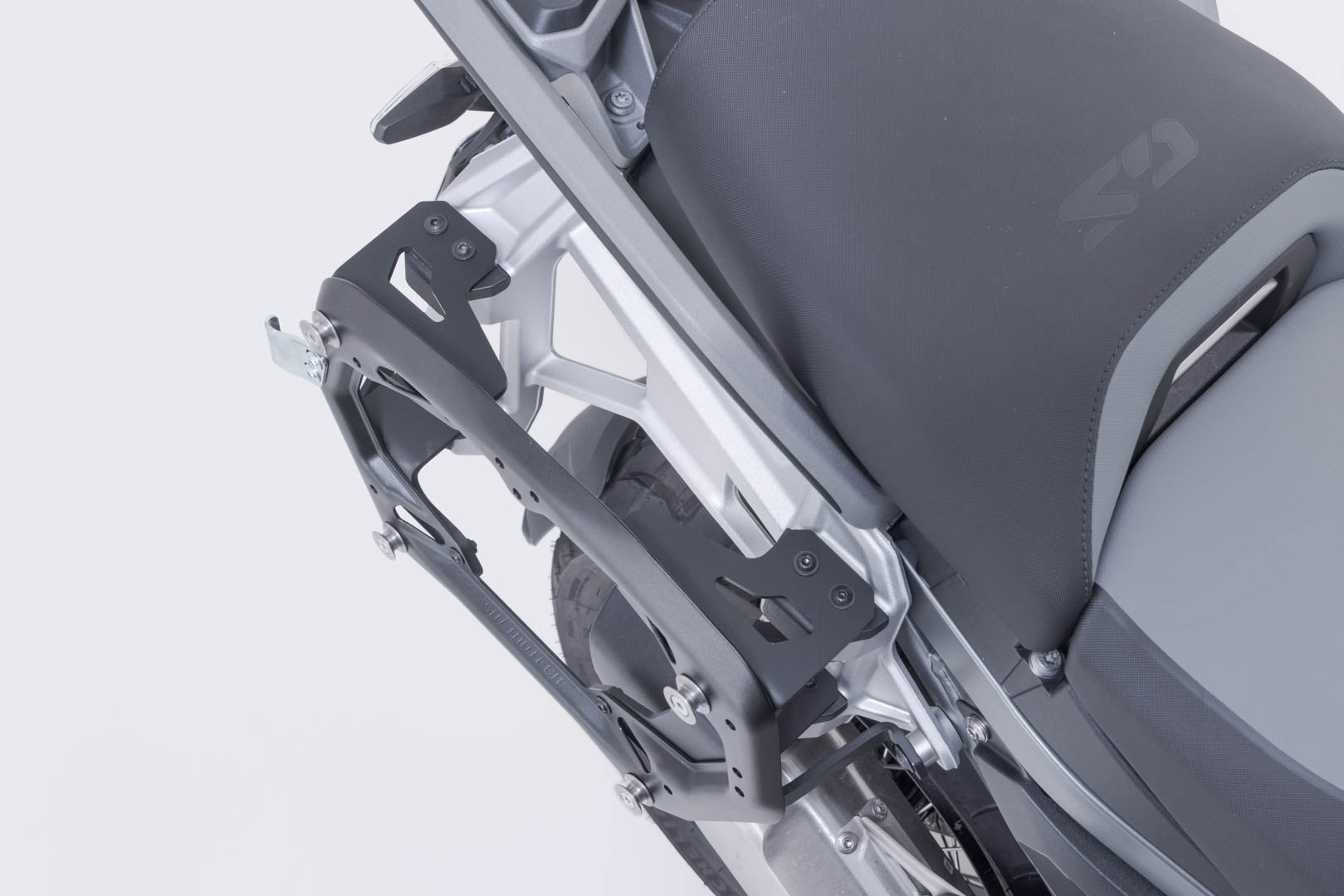 SW-MOTECH / SWモテック 純正ケースホルダー用PROサイドキャリア（ブラック）。BMW R 1300 GS Adventure（24-）。 | KFT.07.976.30100/B