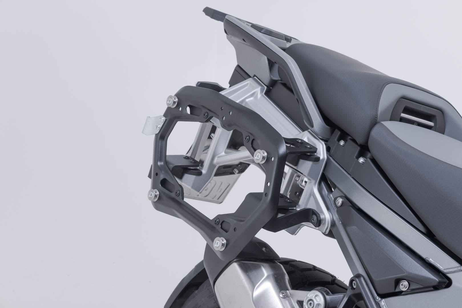 SW-MOTECH / SWモテック 純正ケースホルダー用PROサイドキャリア（ブラック）。BMW R 1300 GS Adventure（24-）。 | KFT.07.976.30100/B