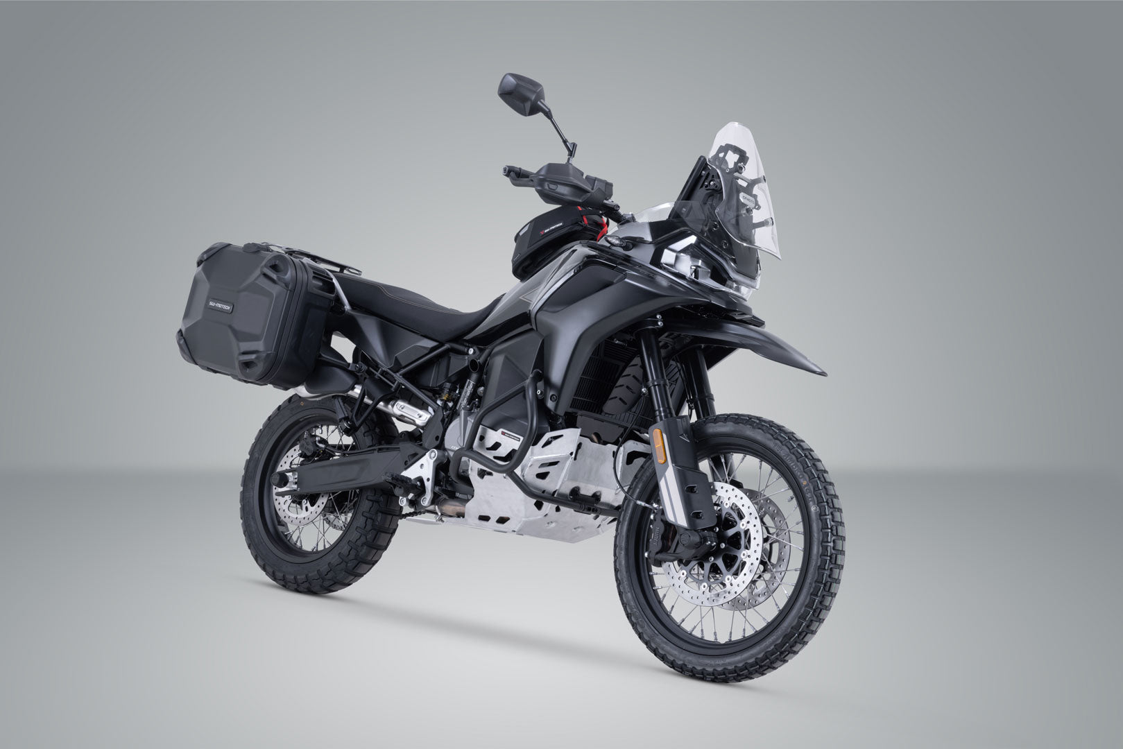 SW-MOTECH / SWモテック DUSC ハードケースシステム ブラック。41/33 リットル。CFMoto 800MT-X (24-)。 | KFT.10.057.65000/B