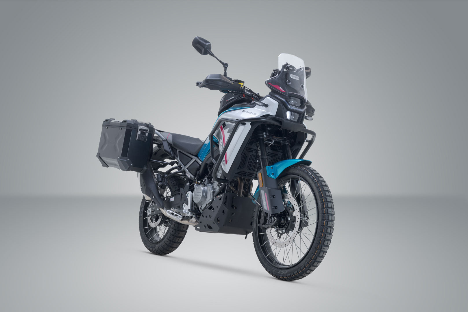SW-MOTECH / SWモテック TRAX ADV アルミケースシステム ブラック。45/37 リットル。CFMoto 450MT (23-)。 | KFT.10.625.70000/B