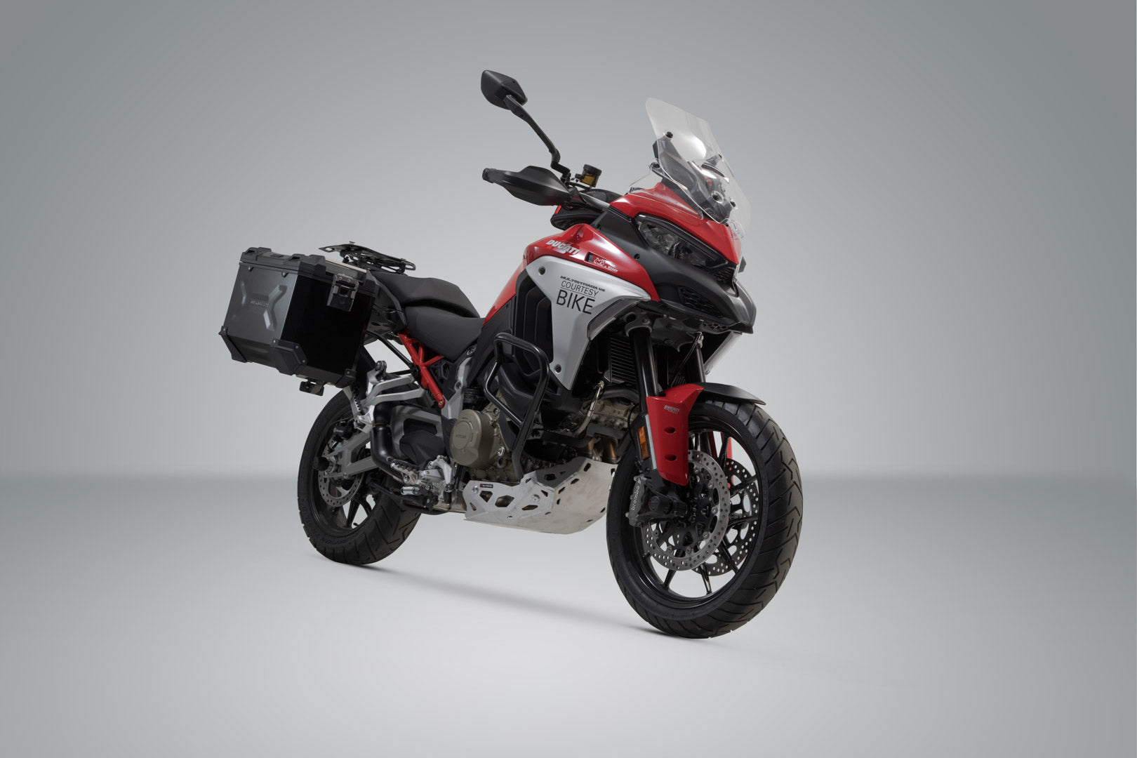 SW-MOTECH / SWモテック TRAX ADV アルミケースシステム USモデル ブラック。45/45 リットル。Ducati Multistrada V4 (20-)。 | KFT.22.822.70302/B