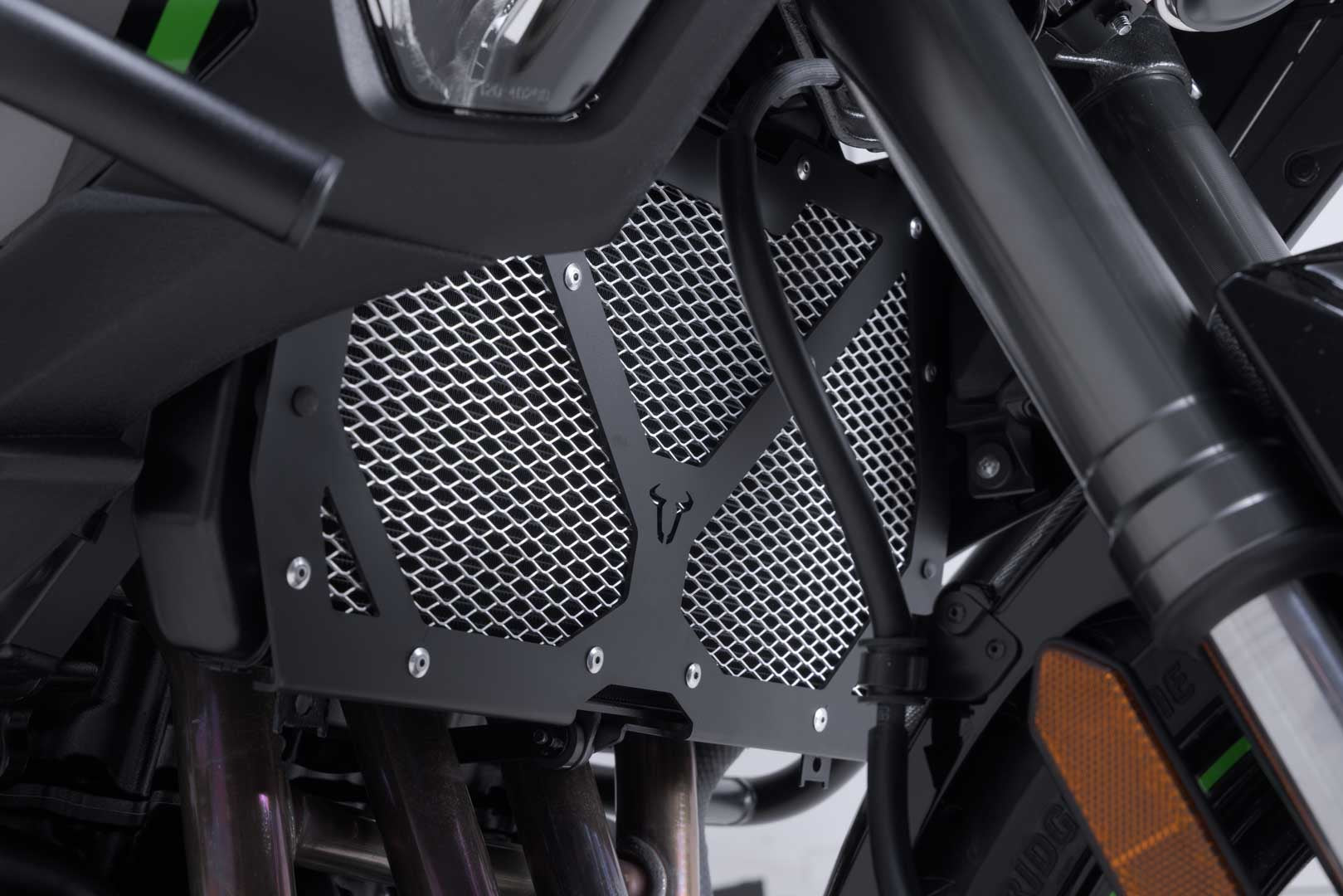 SW-MOTECH / SWモテック ラジエーターガード ブラック／シルバー。Versys 1000 (18-) / 1100 (24-)。 | KLS.08.922.10001