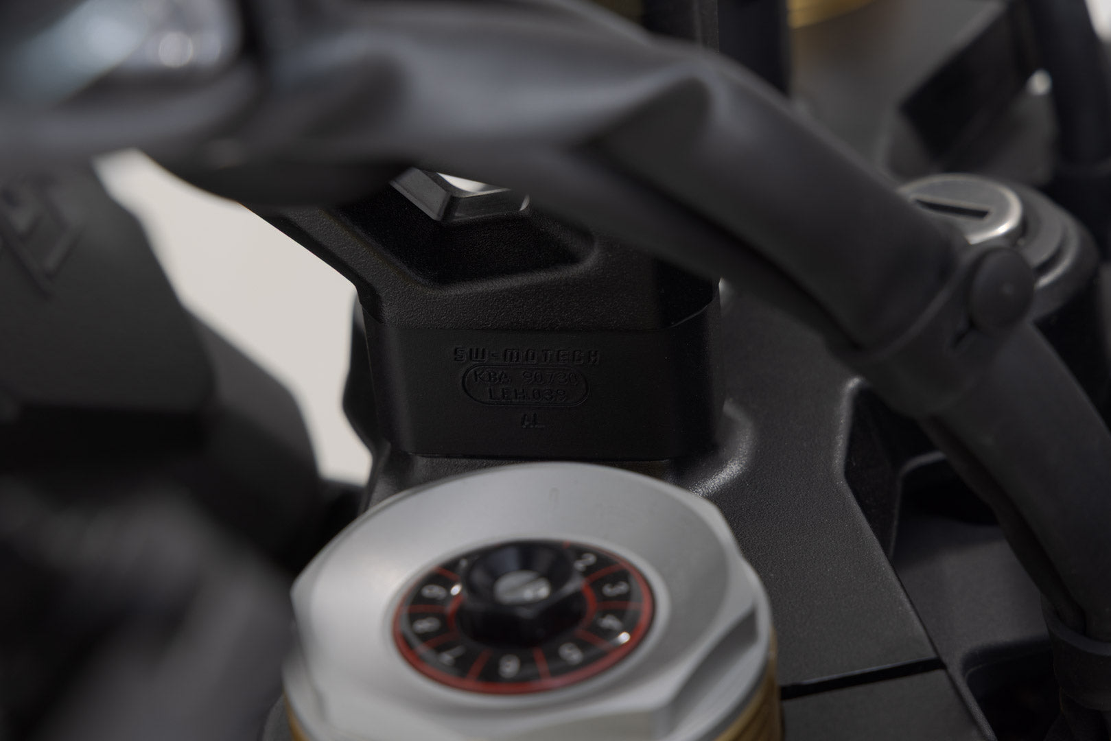 SW-MOTECH / SWモテック ハンドルバーライザー H=20 mm。ブラック。BMW R 12 G/S (25-)。 | LEH.07.039.13100/B