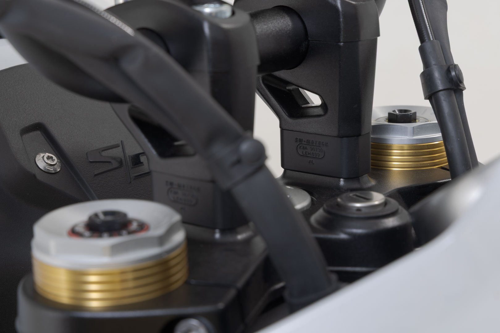 SW-MOTECH / SWモテック ハンドルバーライザー H=20 mm。ブラック。BMW R 12 G/S (25-)。 | LEH.07.039.13100/B