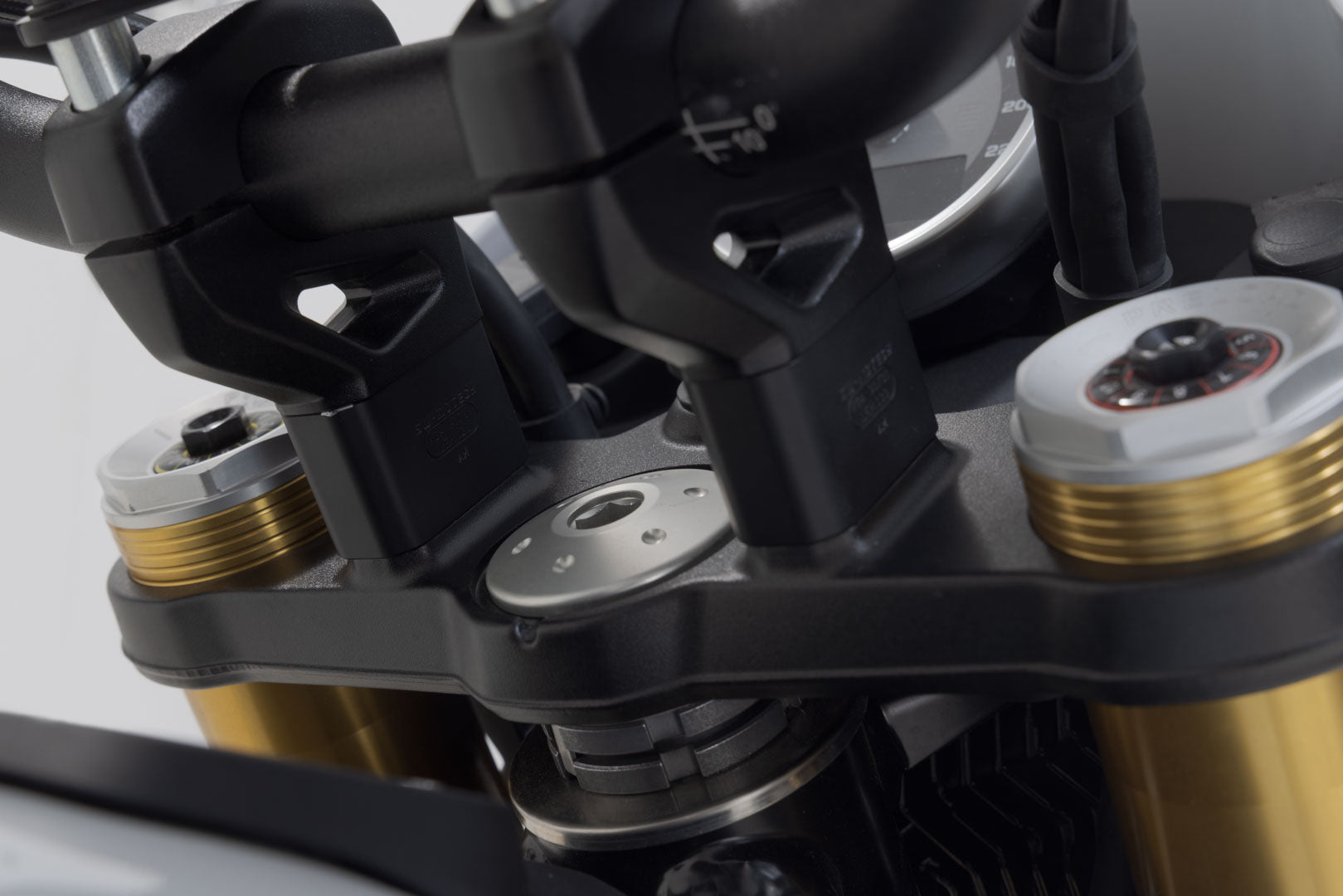 SW-MOTECH / SWモテック ハンドルバーライザー H=30 mm。ブラック。BMW R 12 G/S (25-)用。 | LEH.07.039.13200/B