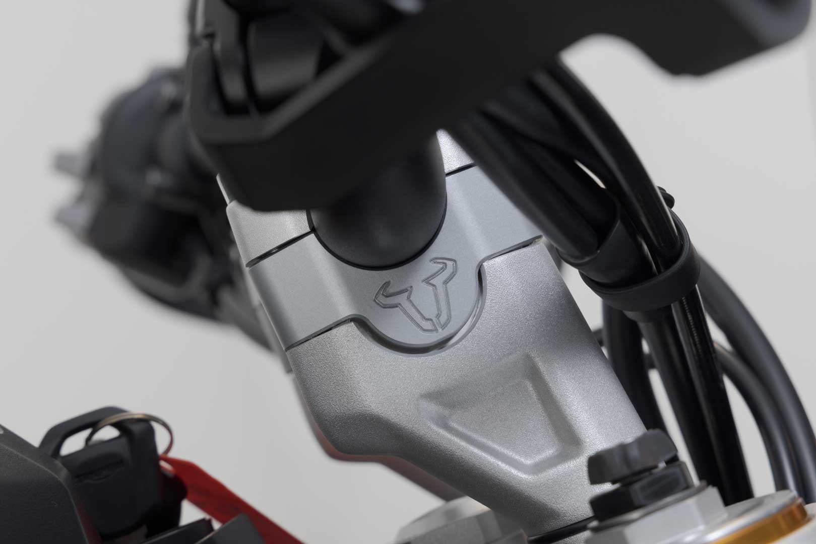 SW-MOTECH / SWモテック ハンドルバーライザー H=20 mm。シルバー。Triumph・タイガー 900 GT/ラリー・PRO。 | LEH.11.039.10600.20/S