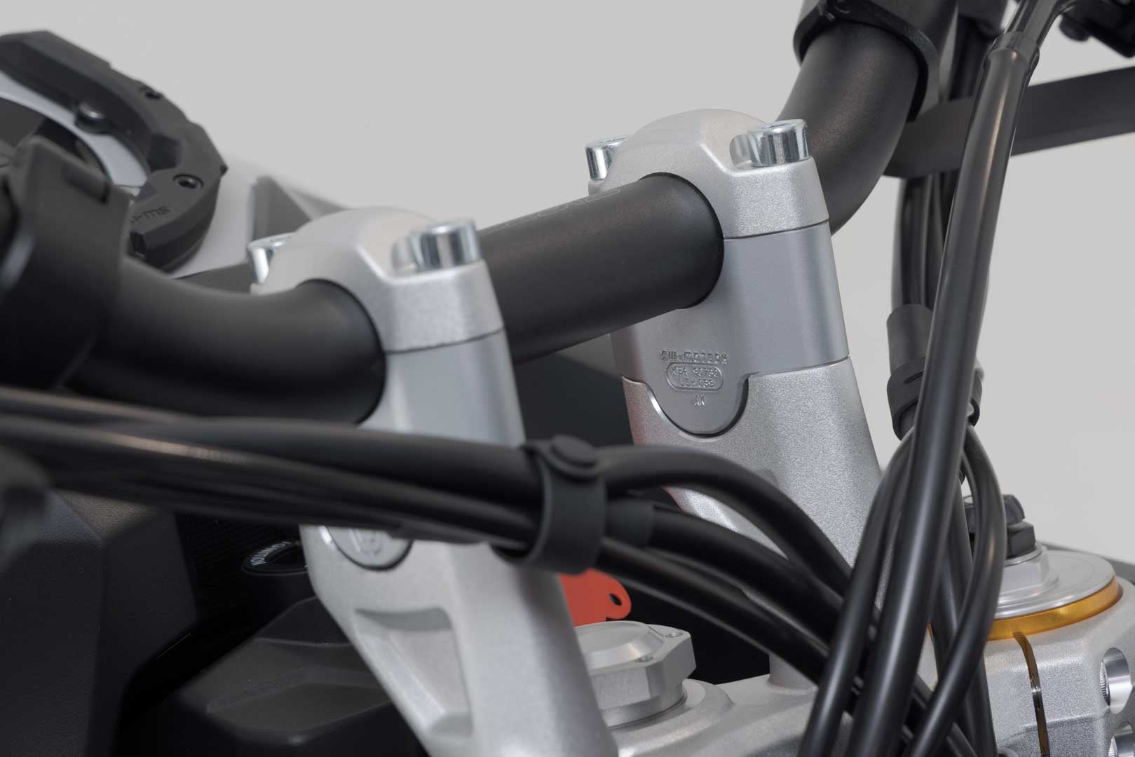 SW-MOTECH / SWモテック ハンドルバーライザー H=30 mm。シルバー。Triumph・タイガー 900 GT/ラリー・PRO。 | LEH.11.039.10600.30/S