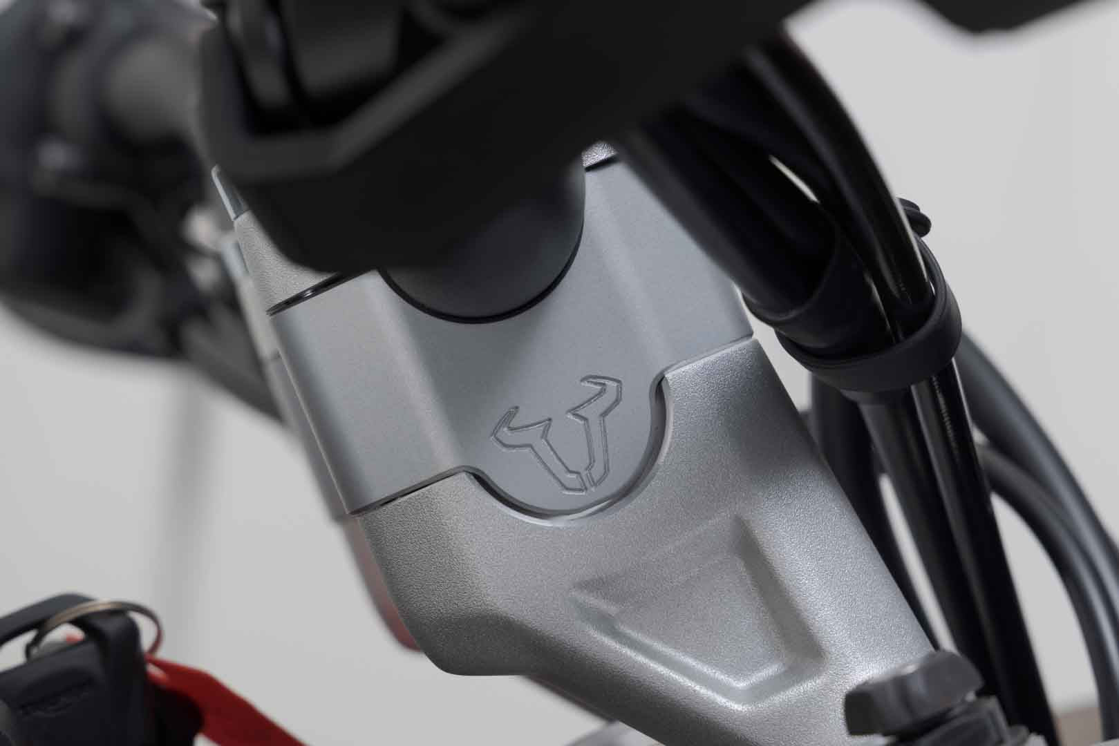 SW-MOTECH / SWモテック ハンドルバーライザー H=30 mm。シルバー。Triumph・タイガー 900 GT/ラリー・PRO。 | LEH.11.039.10600.30/S