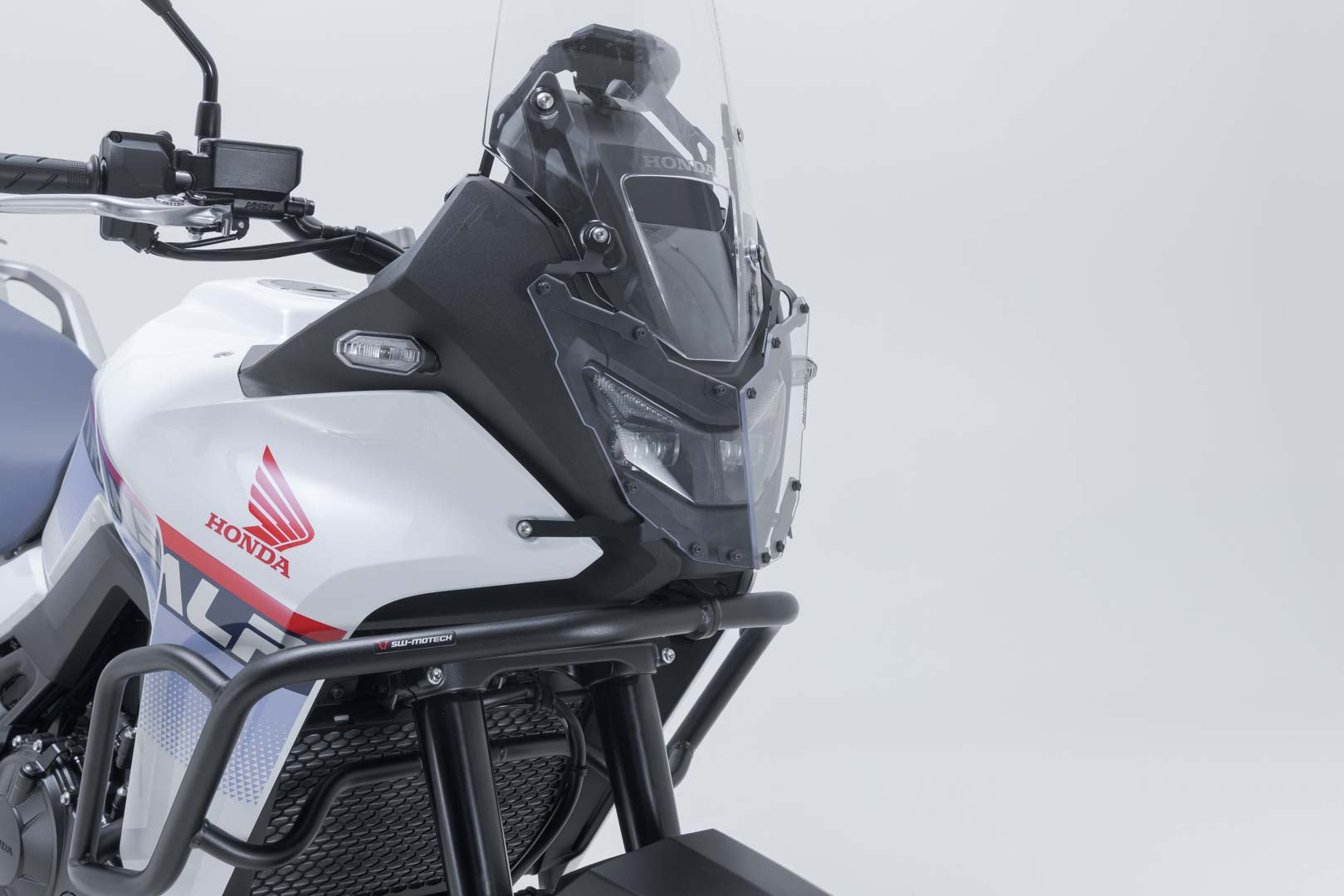 SW-MOTECH / SWモテック ヘッドライトガード用マウントブラケット（カバー付き）。Honda XL750 トランスアルプ（24-）。 | LPS.01.070.10100/B
