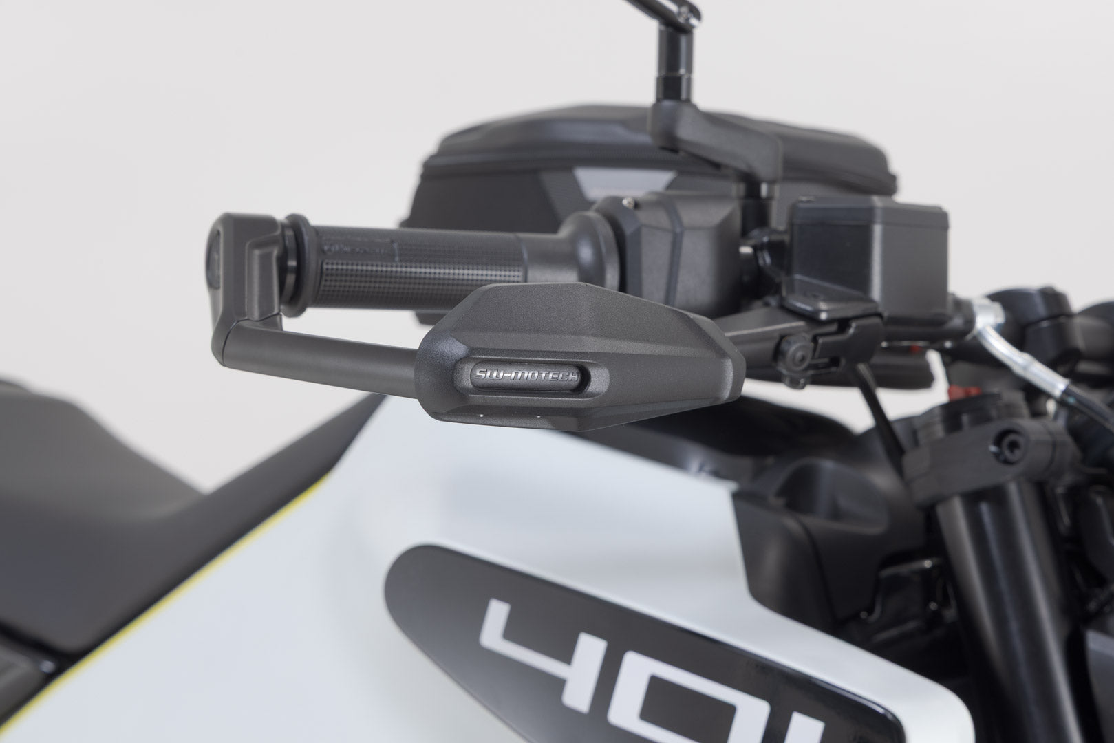 SW-MOTECH / SWモテック レバープロテクター（ウィンドディフレクター付き）、ブラック。ハスクバーナ Svartpilen/Vitpilen 401 (23-)用。 | LVG.03.014.11000/B