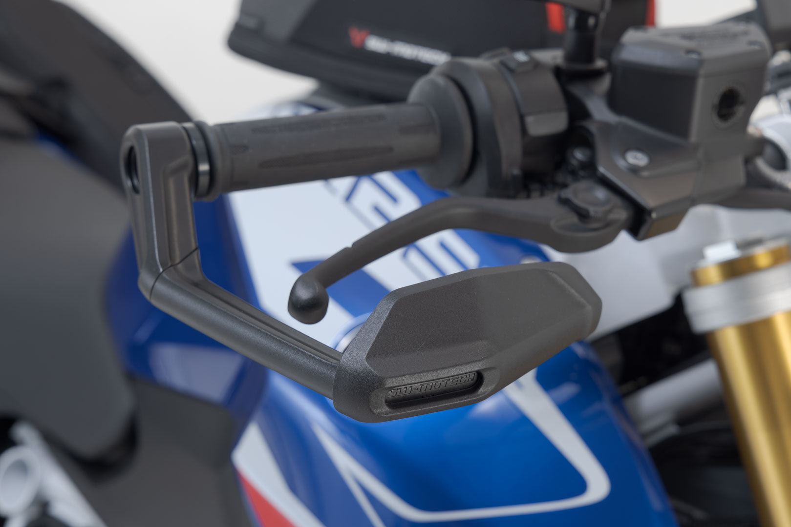 SW-MOTECH / SWモテック ウィンドディフレクター付きレバープロテクター（ブラック）。BMWモデル用。 | LVG.07.913.11001/B