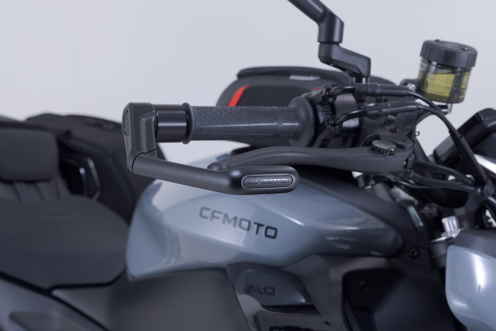 SW-MOTECH / SWモテック レバープロテクター（ブラック）。CFMoto 675NK (25-)。 | LVG.10.068.10000/B