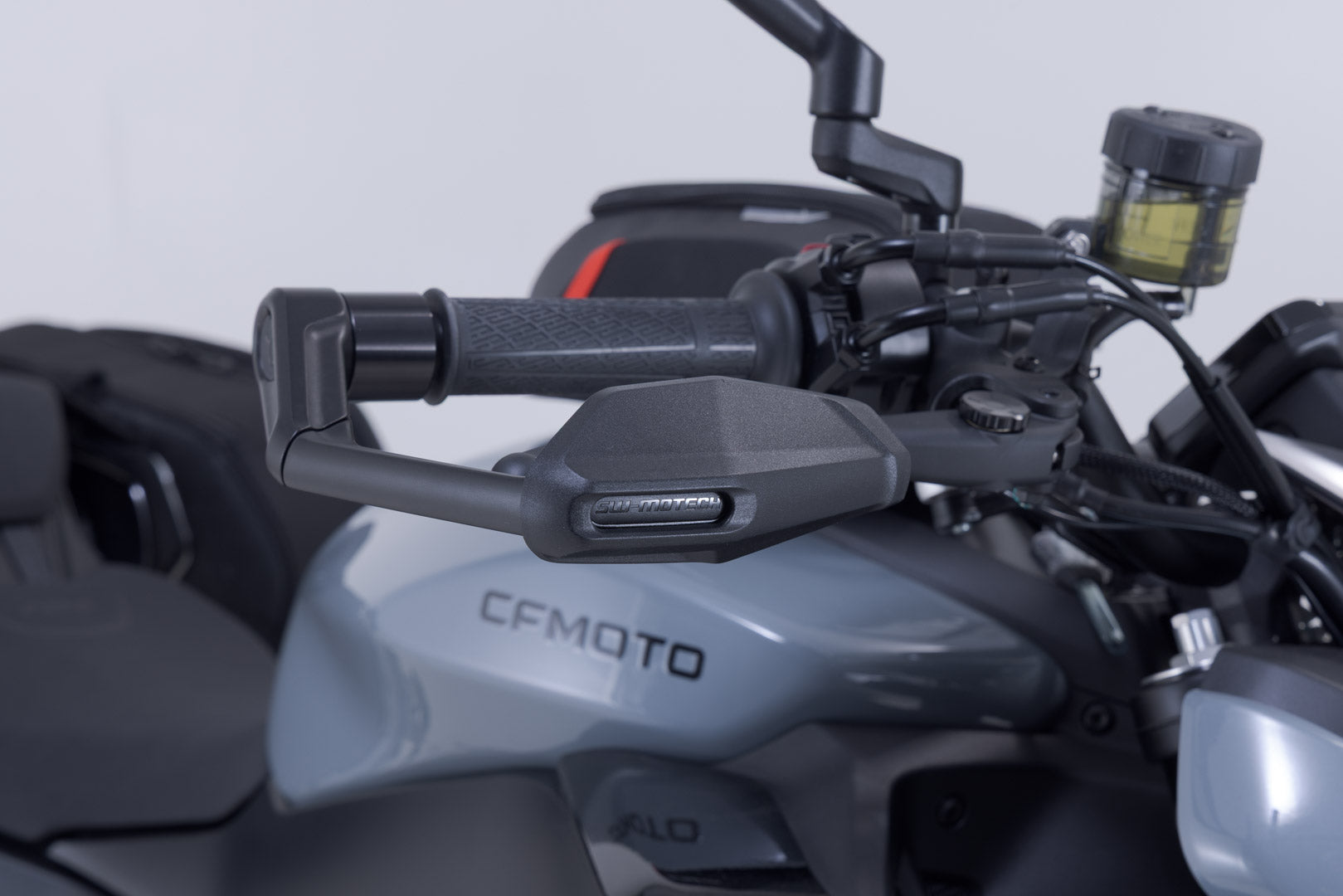 SW-MOTECH / SWモテック レバープロテクター（ウィンドディフレクター付き）、ブラック。CFMoto 675NK (25-)。 | LVG.10.068.11000/B