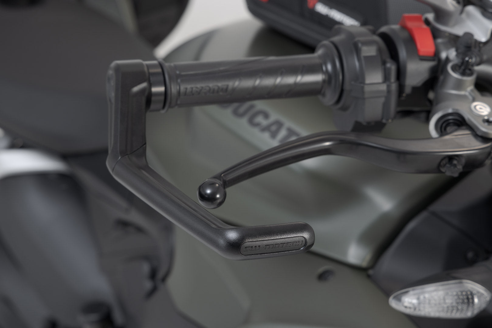 SW-MOTECH / SWモテック レバープロテクター（ブラック）。Aprilia、Ducati、Triumph、ヴォーゲの各モデル用 | LVG.22.999.10002/B