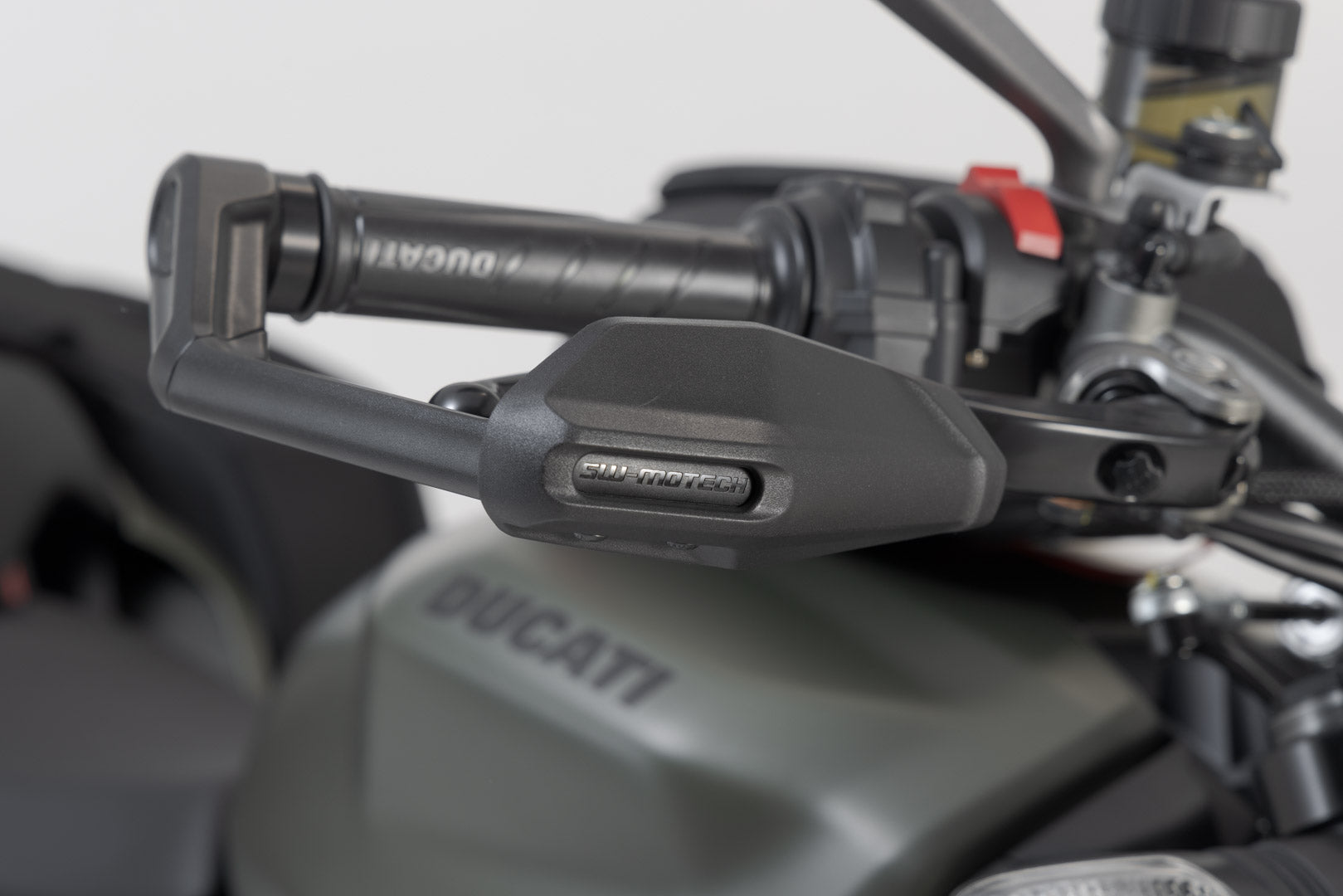 SW-MOTECH / SWモテック ウィンドディフレクター付きレバープロテクター（ブラック）。Aprilia、Ducati、Triumph、ヴォーゲの各モデル用 | LVG.22.999.11002/B