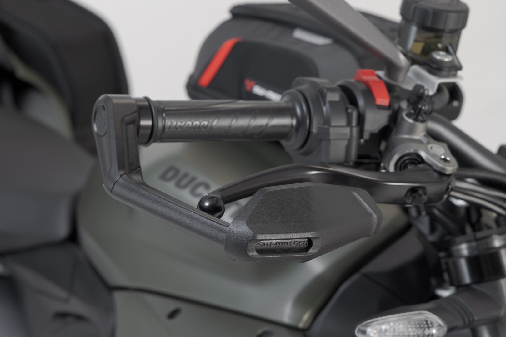 SW-MOTECH / SWモテック ウィンドディフレクター付きレバープロテクター（ブラック）。Aprilia、Ducati、Triumph、ヴォーゲの各モデル用 | LVG.22.999.11002/B