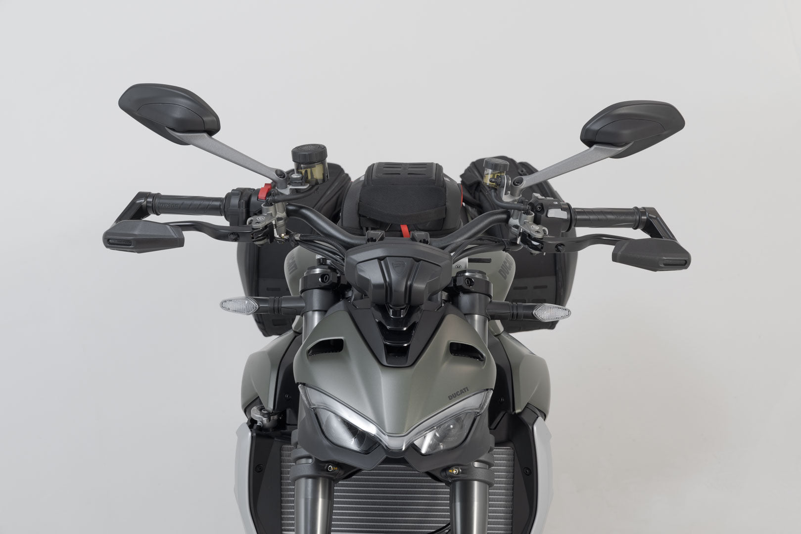 SW-MOTECH / SWモテック ウィンドディフレクター付きレバープロテクター（ブラック）。Aprilia、Ducati、Triumph、ヴォーゲの各モデル用 | LVG.22.999.11002/B