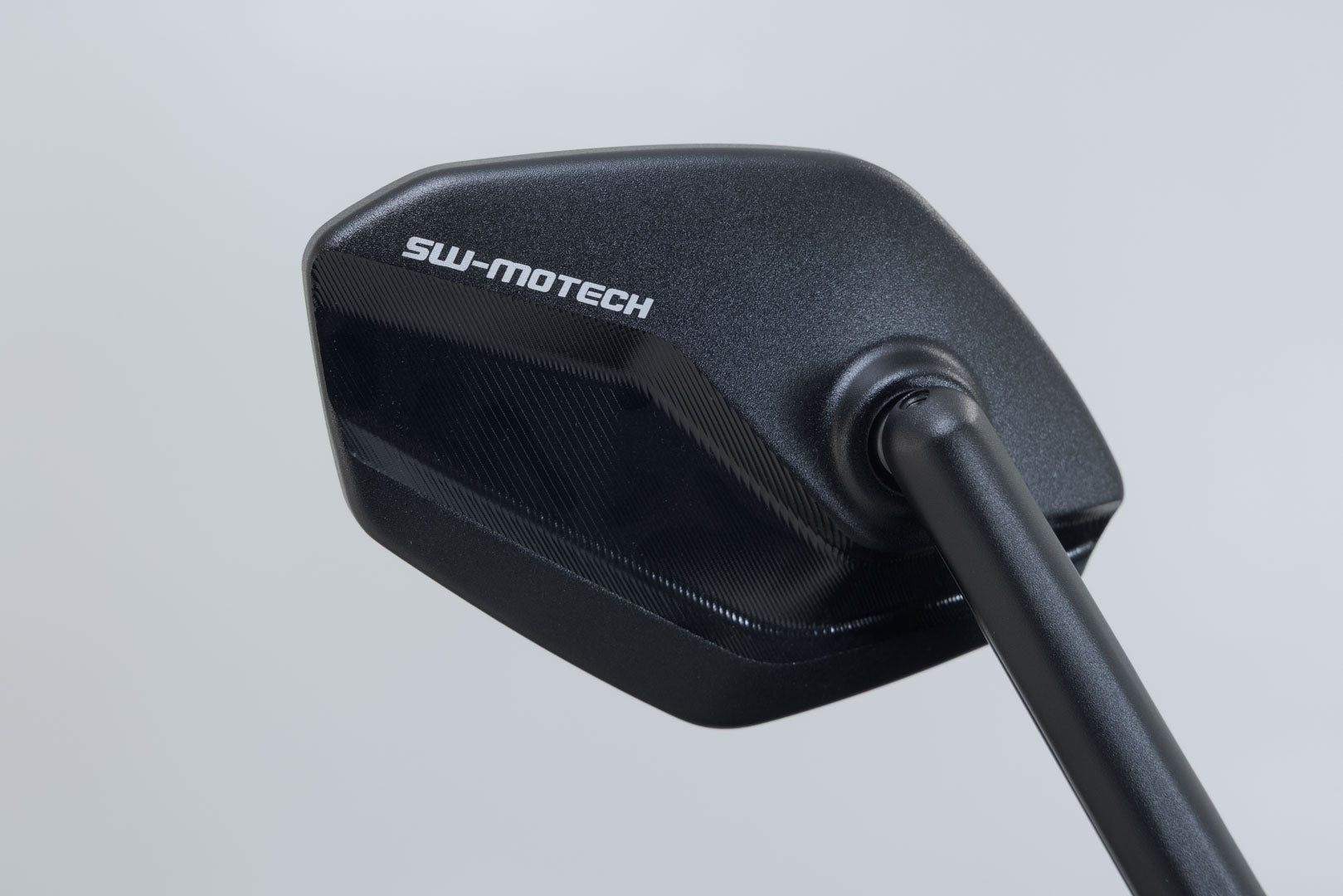 SW-MOTECH / SWモテック スポーツショートミラーセット。Harley-Davidson ロードグライド (24-)。 | MIR.18.850.10000