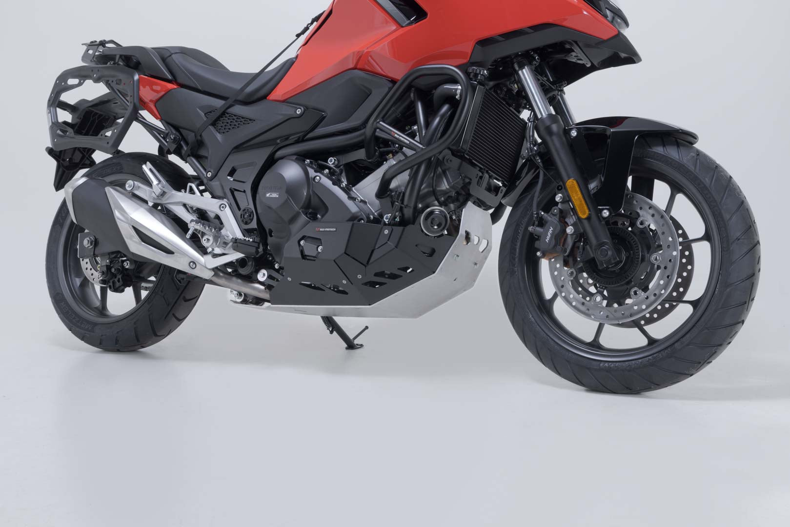 SW-MOTECH / SWモテック エンジンガード（ブラック／シルバー）。Honda NC700 / NC750（DCT搭載）。 | MSS.01.151.10102