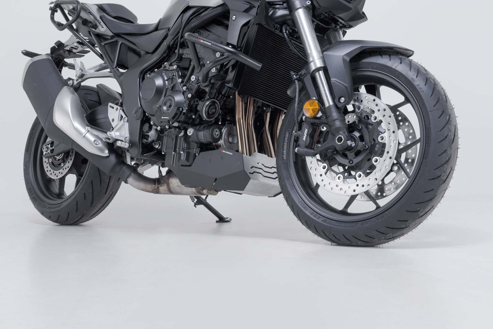 SW-MOTECH / SWモテック フロントスポイラー（ブラック／シルバー）。Honda CB1000 ホーネット（24-）。 | MSS.01.211.10000