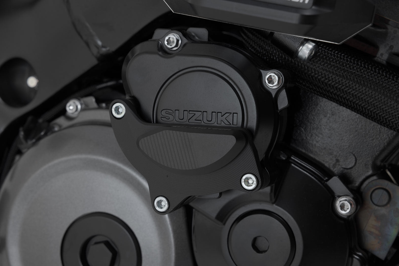 SW-MOTECH / SWモテック エンジンカバープロテクション（ブラック）。Suzuki GSX-S1000／GSX-S1000GX／GSX-S950用。 | MSS.05.587.10101/B