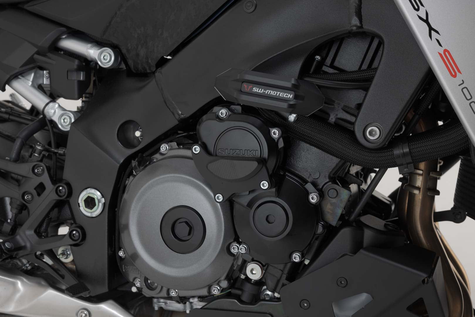 SW-MOTECH / SWモテック エンジンカバープロテクション（ブラック）。Suzuki GSX-S1000／GSX-S1000GX／GSX-S950用。 | MSS.05.587.10101/B