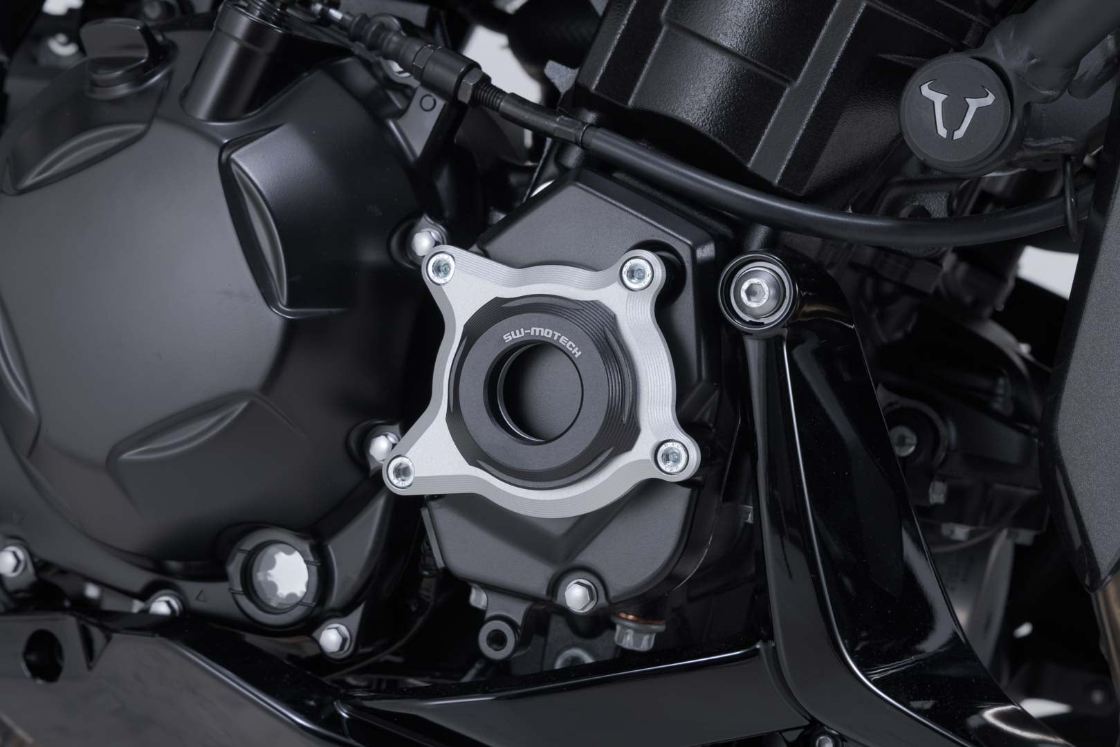 SW-MOTECH / SWモテック エンジンカバープロテクション ブラック／シルバー。Kawasaki Z1100 (25-)。 | MSS.08.065.10000