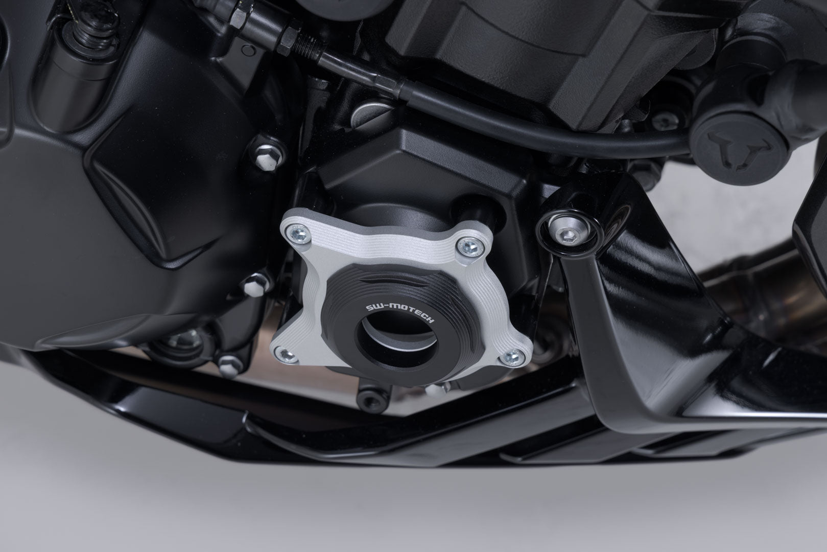 SW-MOTECH / SWモテック エンジンカバープロテクション ブラック／シルバー。Kawasaki Z1100 (25-)。 | MSS.08.065.10000