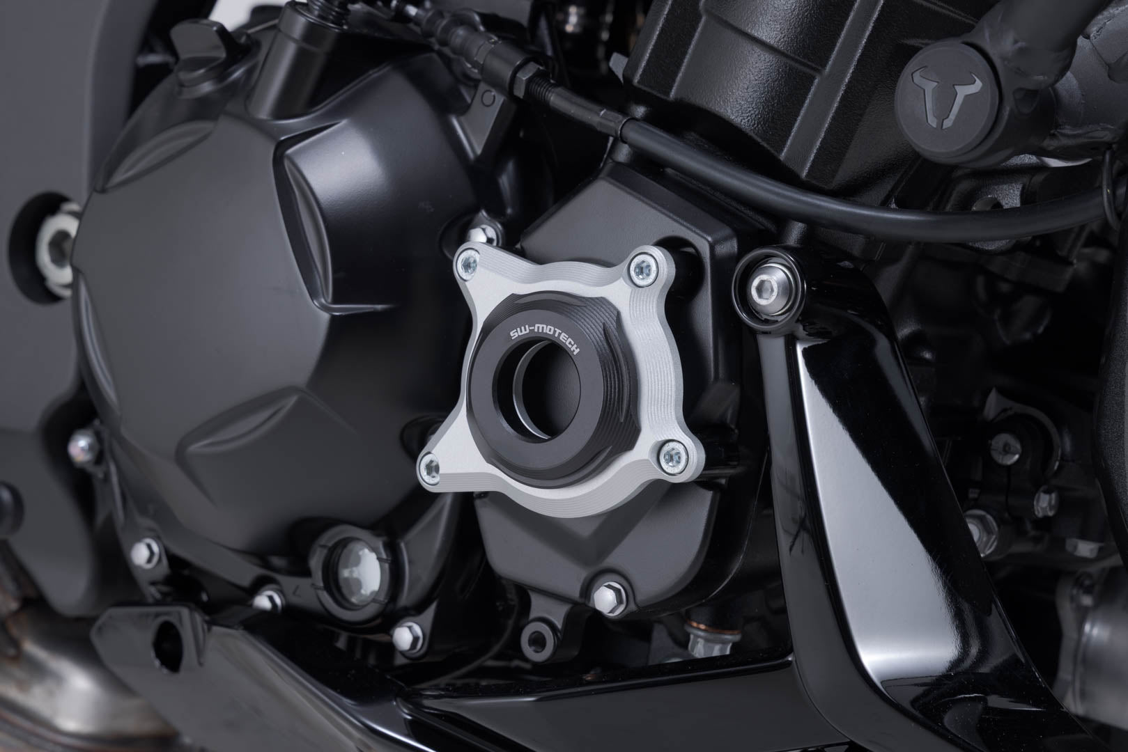 SW-MOTECH / SWモテック エンジンカバープロテクション ブラック／シルバー。Kawasaki Z1100 (25-)。 | MSS.08.065.10000