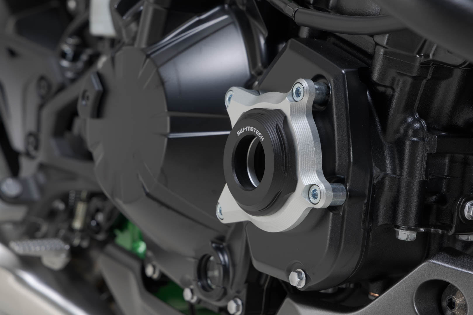 SW-MOTECH / SWモテック エンジンカバープロテクション ブラック／シルバー。Kawasaki Z900 モデル（16-）。 | MSS.08.868.10001