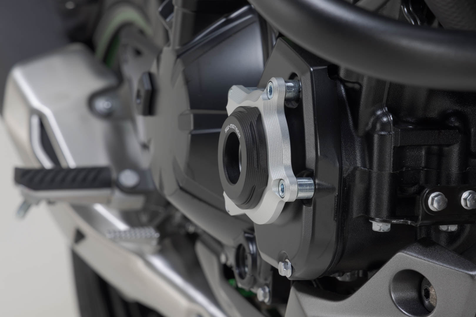 SW-MOTECH / SWモテック エンジンカバープロテクション ブラック／シルバー。Kawasaki Z900 モデル（16-）。 | MSS.08.868.10001