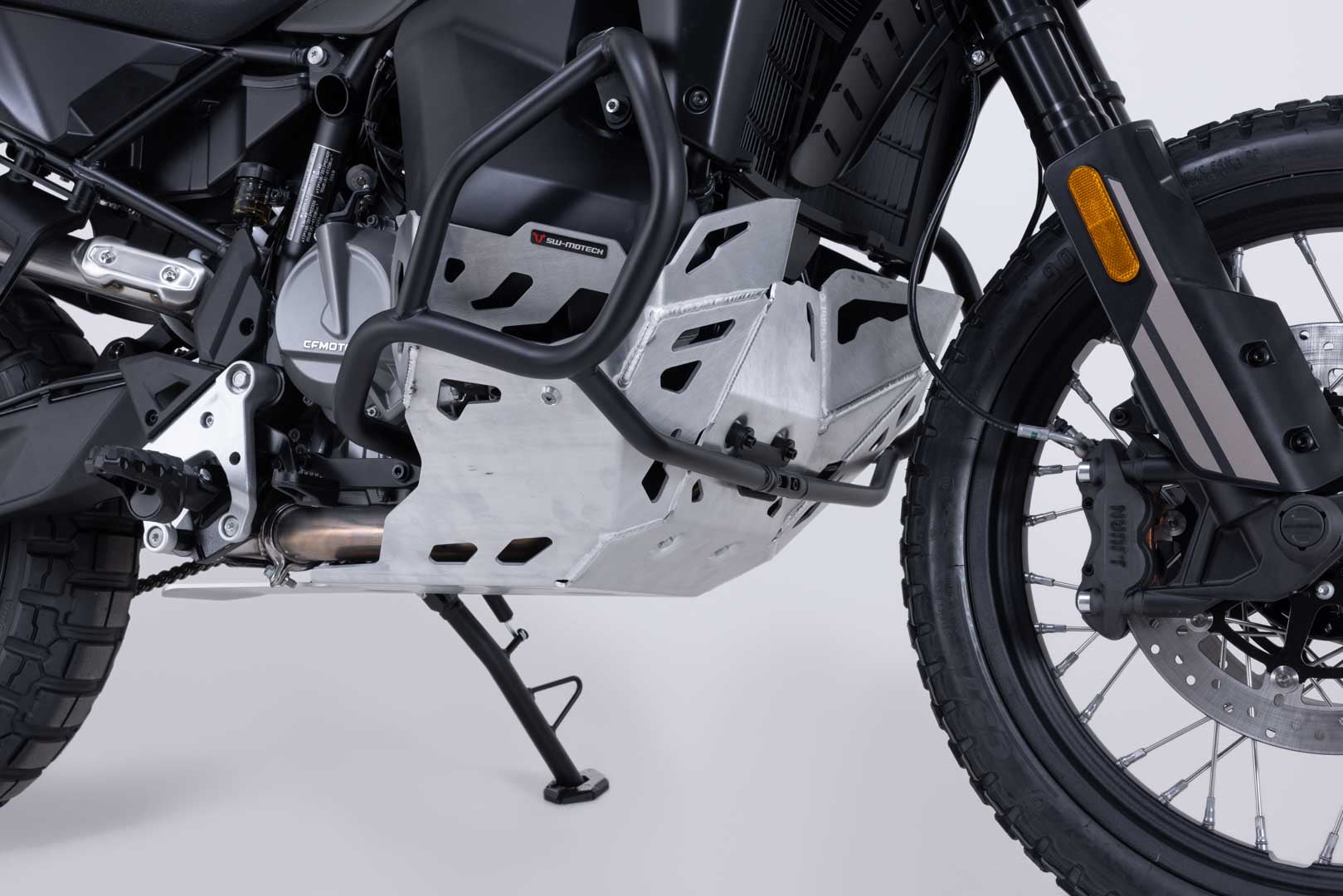 SW-MOTECH / SWモテック エンジンガード（シルバー）。CFMoto 800MT-X (24-)。 | MSS.10.057.10000/S