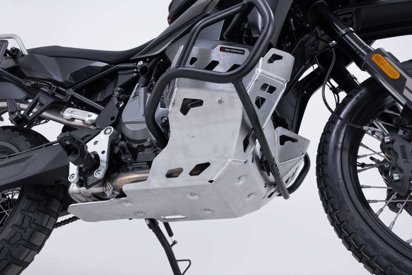 SW-MOTECH / SWモテック エンジンガード（シルバー）。CFMoto 800MT-X (24-)。 | MSS.10.057.10000/S