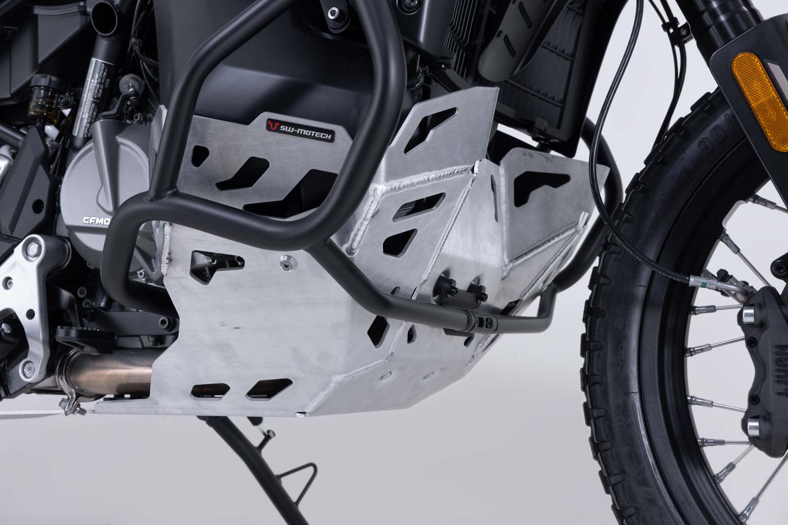 SW-MOTECH / SWモテック エンジンガード（シルバー）。CFMoto 800MT-X (24-)。 | MSS.10.057.10000/S