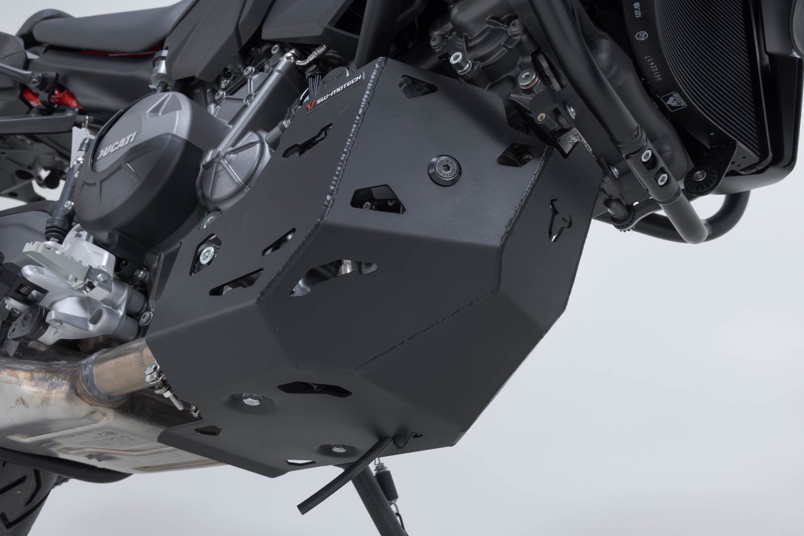 SW-MOTECH / SWモテック エンジンガード（ブラック）。Ducati・ムルティストラーダ V2 / V2 S（24-）。 | MSS.22.807.10000/B