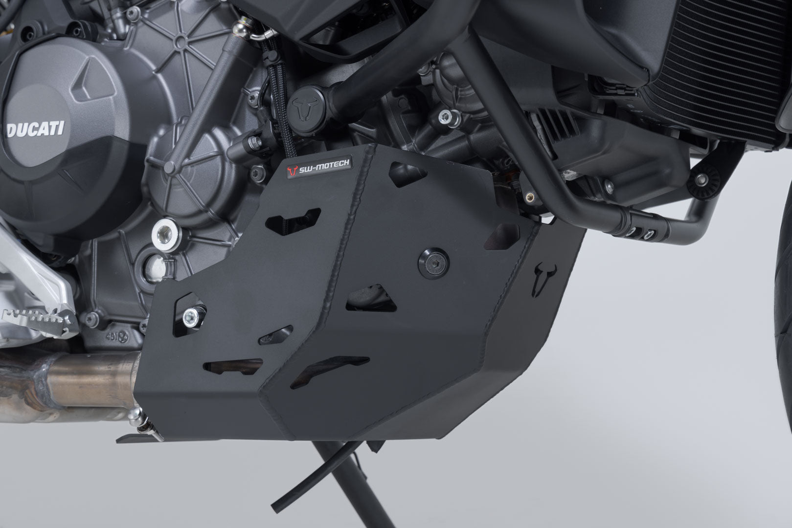 SW-MOTECH / SWモテック エンジンガード（ブラック）。Ducati・ムルティストラーダ V2 / V2 S（24-）。 | MSS.22.807.10000/B