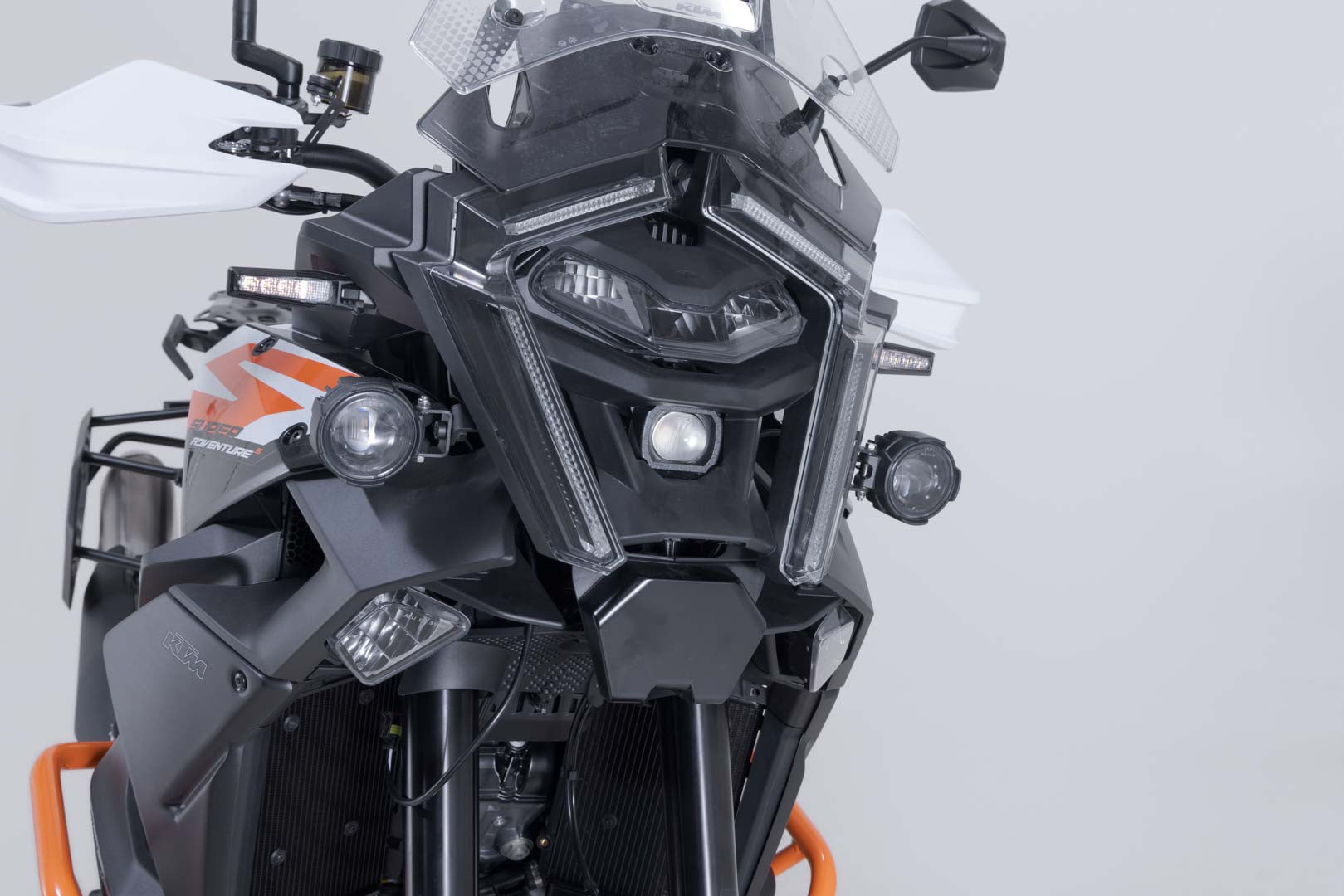 SW-MOTECH / SWモテック ヘッドライトホルダー（ブラック）。KTM 1390 Super Adventure S / EVO (24-)用。 | NSW.04.835.10000/B