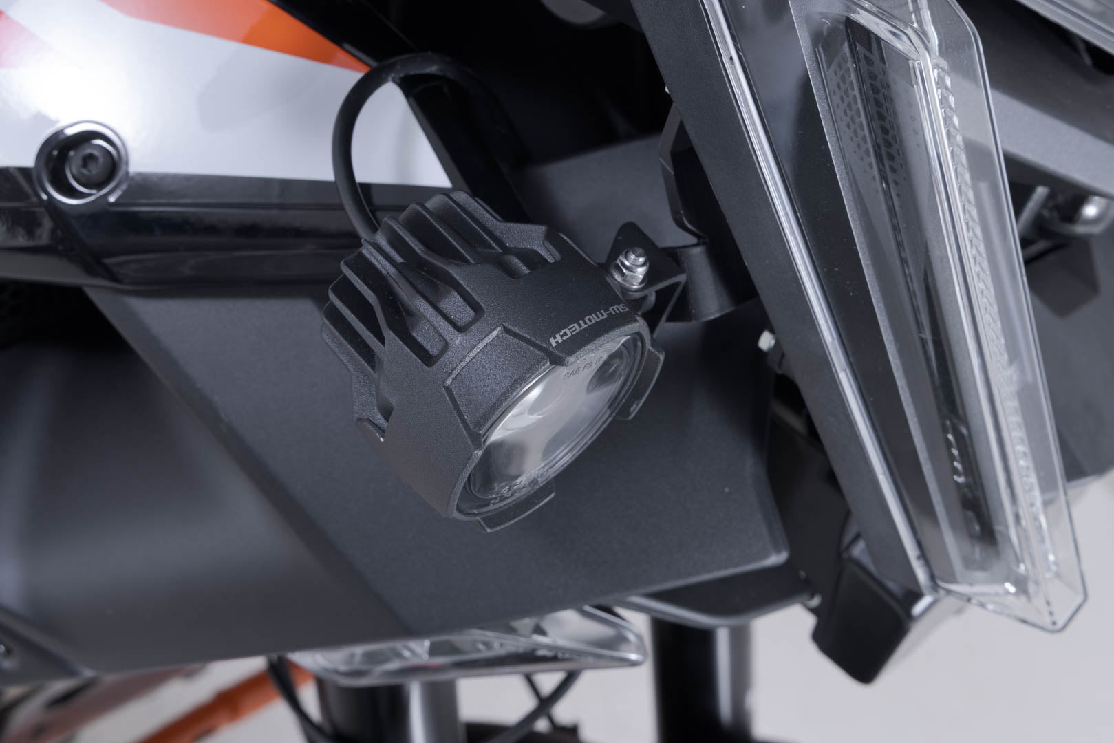 SW-MOTECH / SWモテック ヘッドライトホルダー（ブラック）。KTM 1390 Super Adventure S / EVO (24-)用。 | NSW.04.835.10000/B
