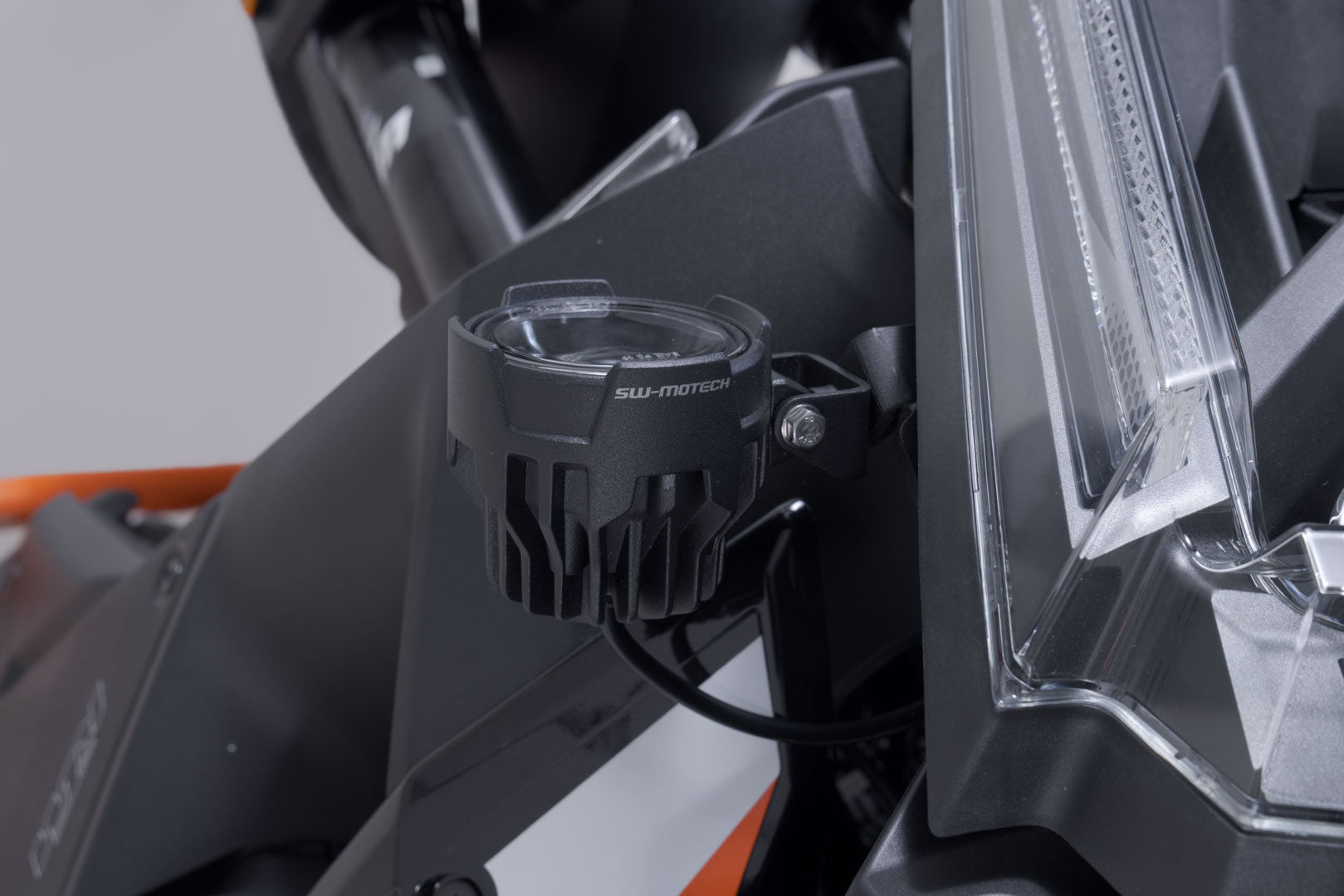 SW-MOTECH / SWモテック ヘッドライトホルダー（ブラック）。KTM 1390 Super Adventure S / EVO (24-)用。 | NSW.04.835.10000/B