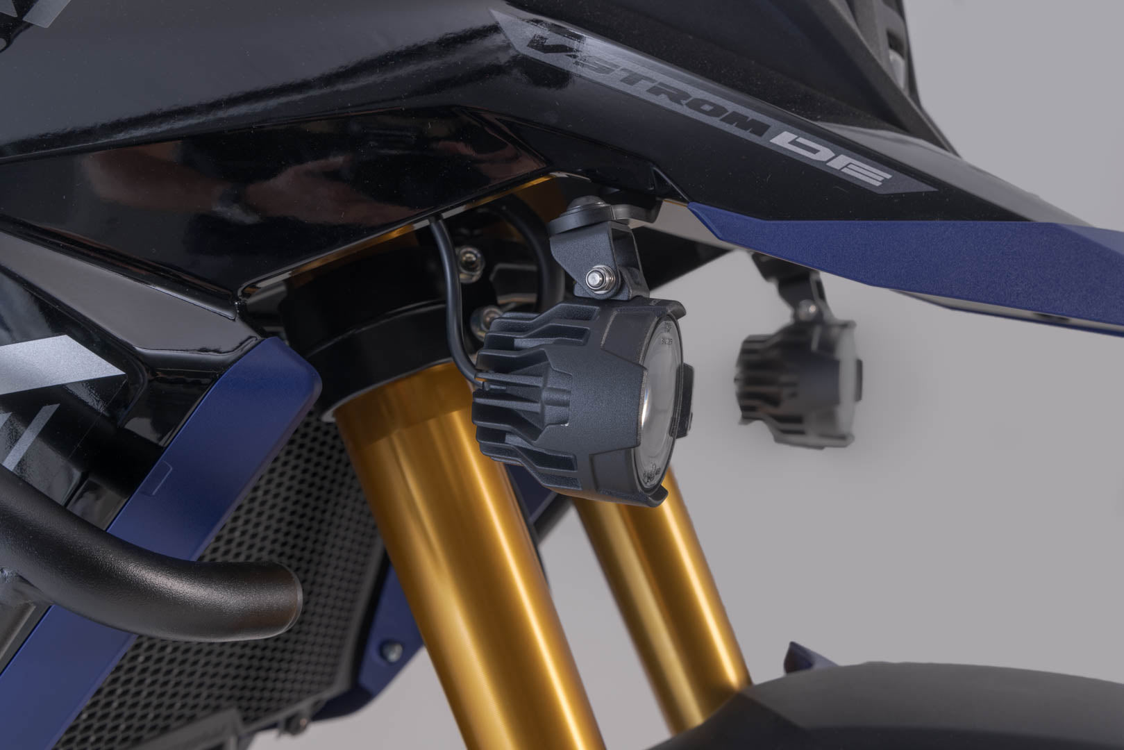 SW-MOTECH / SWモテック EVO ロングビームヘッドライトキット（ブラック）。Suzuki V-Strom 800 / 800DE（22年～）。 | NSW.05.845.61000/B